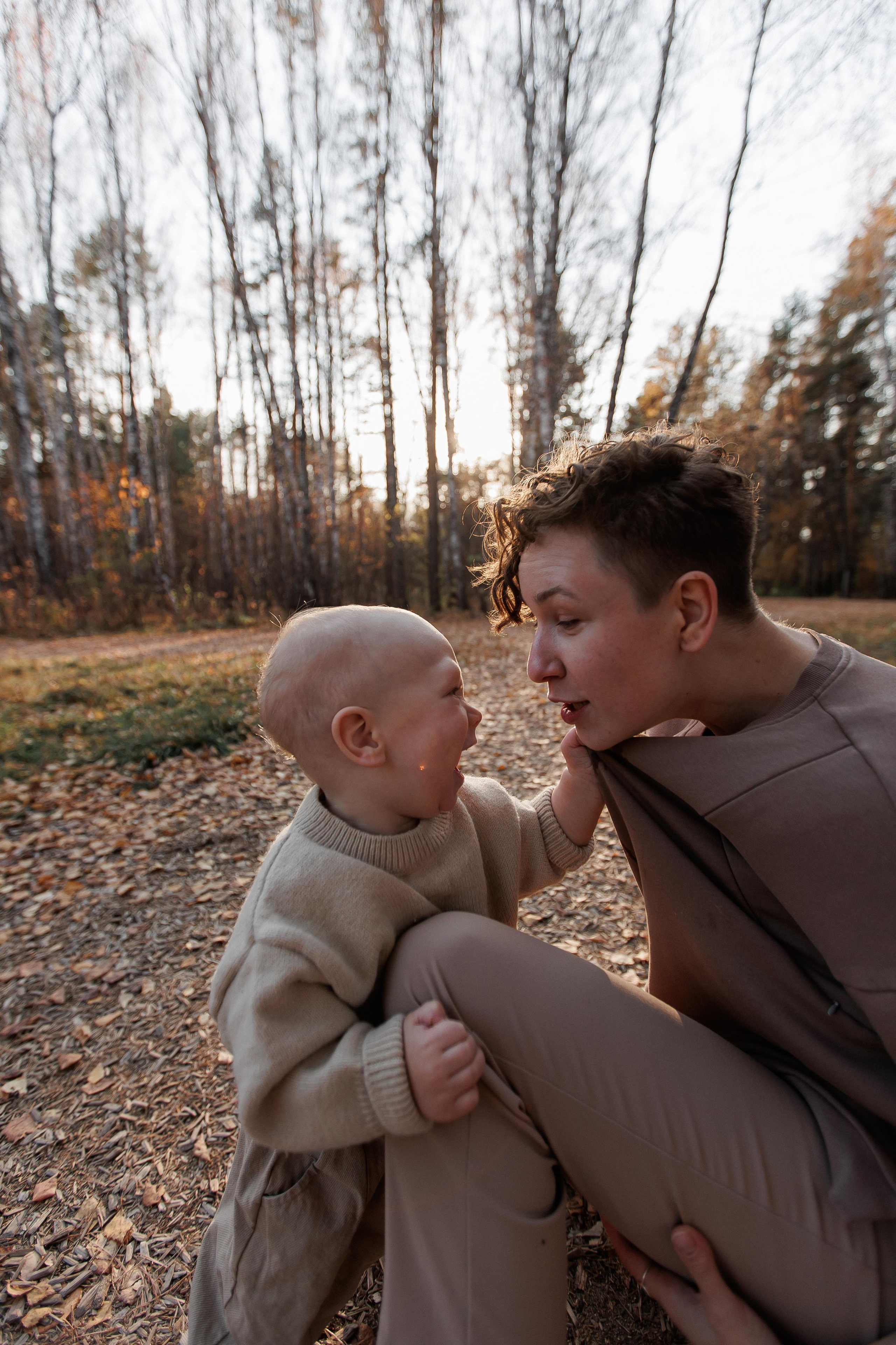 Мама и малыш (прогулка). Фотограф Авилова Дарья ● Тюмень● Съемка больших семей ●Архив поколений