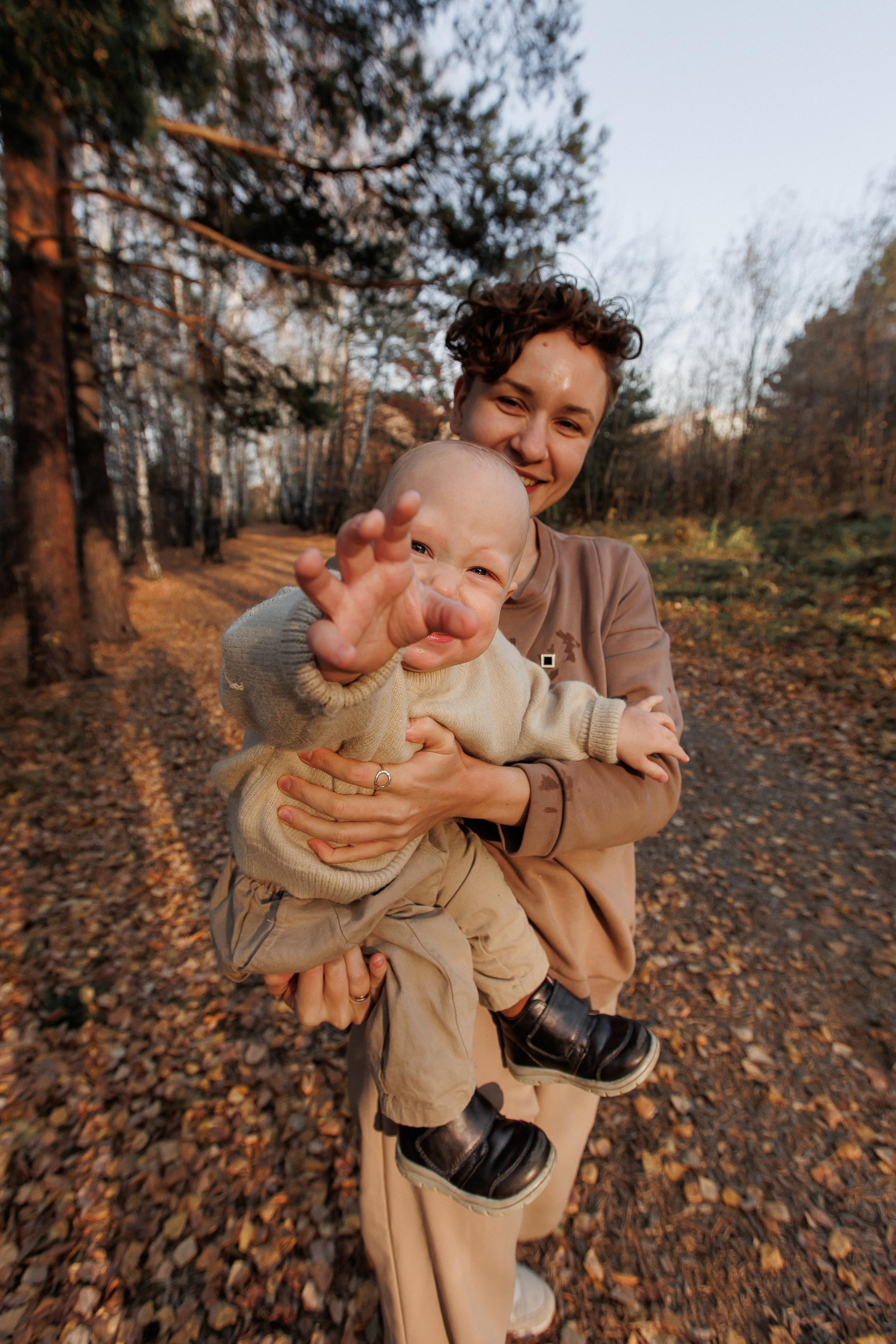 Мама и малыш (прогулка). Фотограф Авилова Дарья ● Тюмень● Съемка больших семей ●Архив поколений