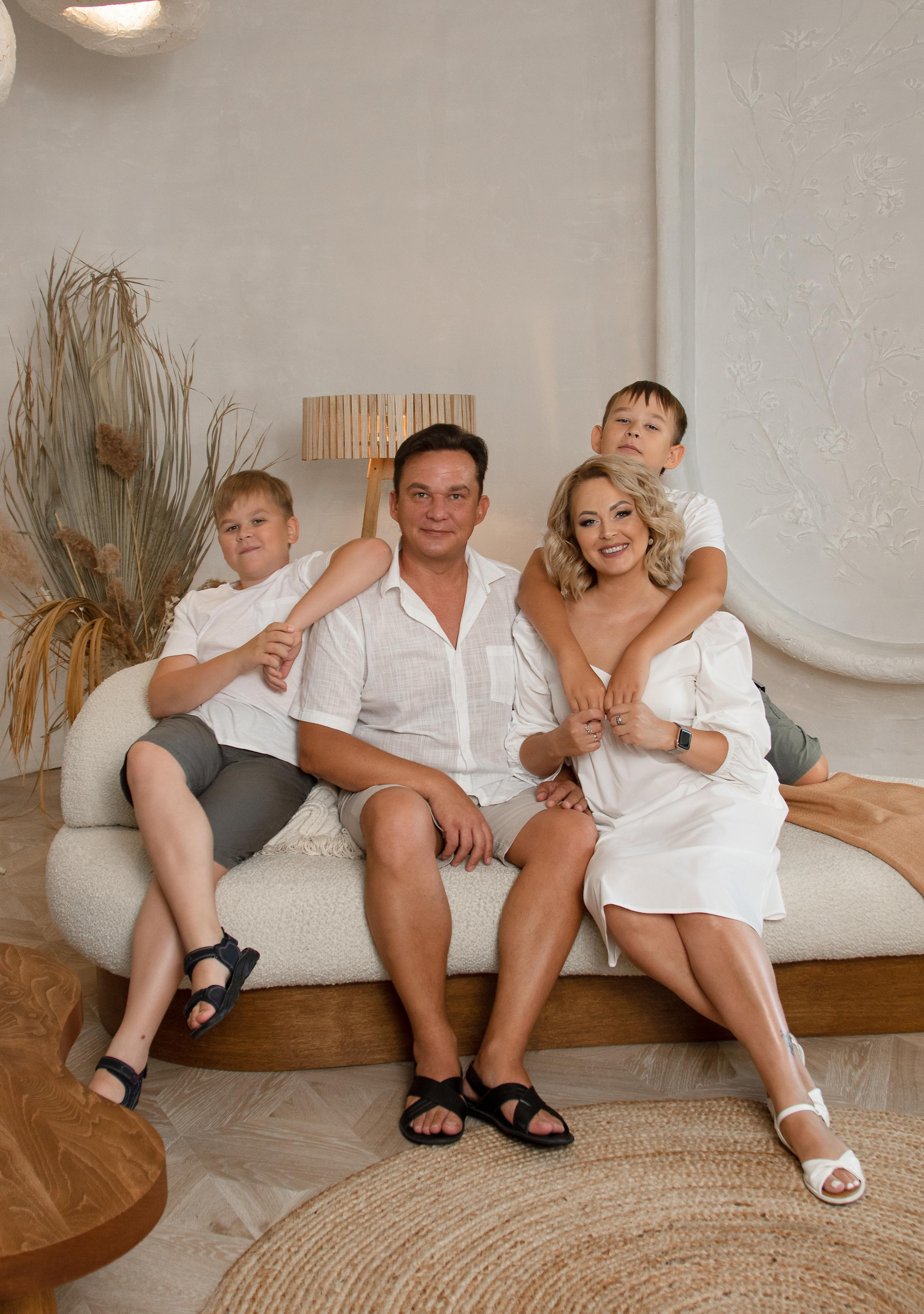 Студия. Фотограф Авилова Дарья ● Тюмень● Съемка больших семей ●Архив поколений