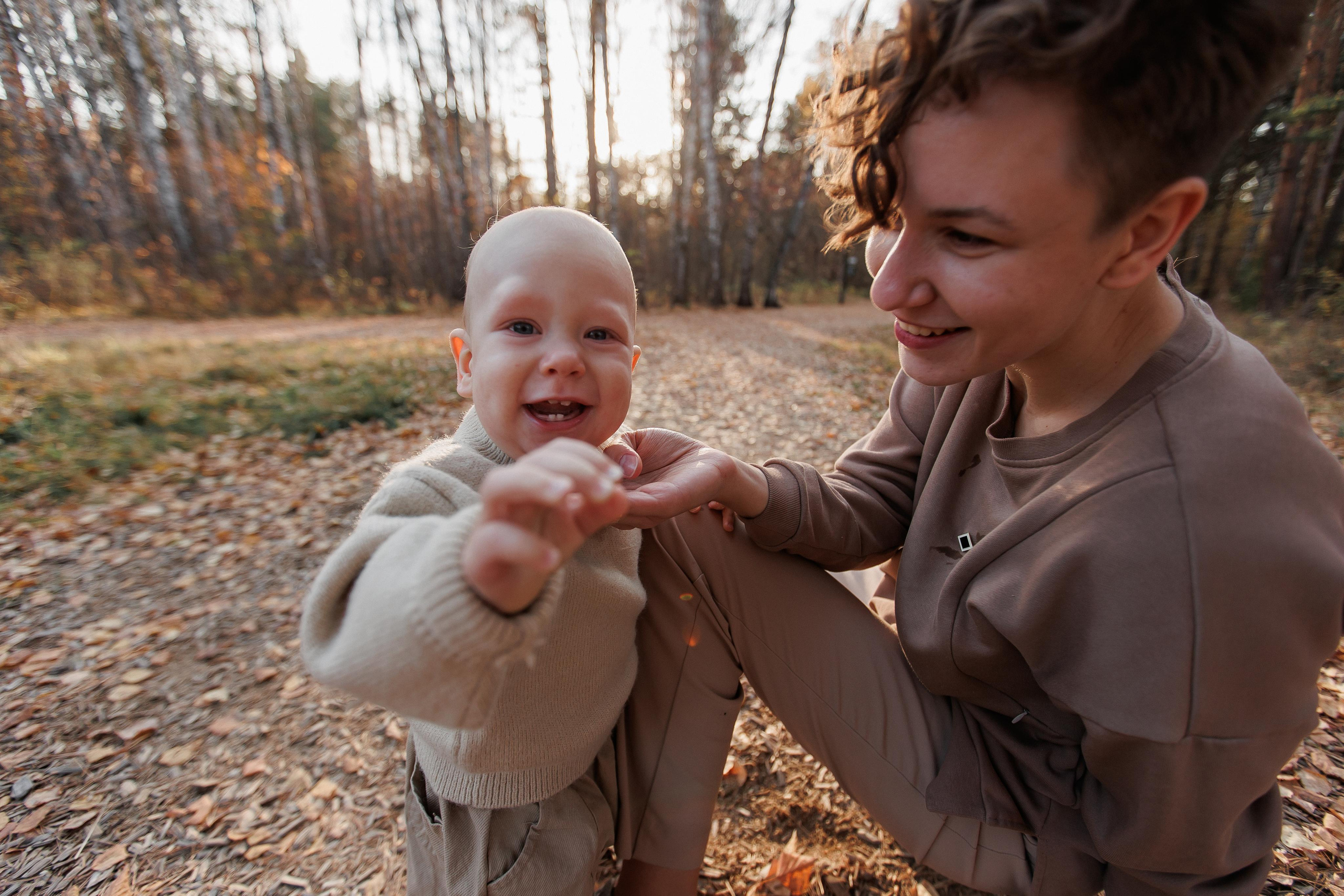 Мама и малыш (прогулка). Фотограф Авилова Дарья ● Тюмень● Съемка больших семей ●Архив поколений