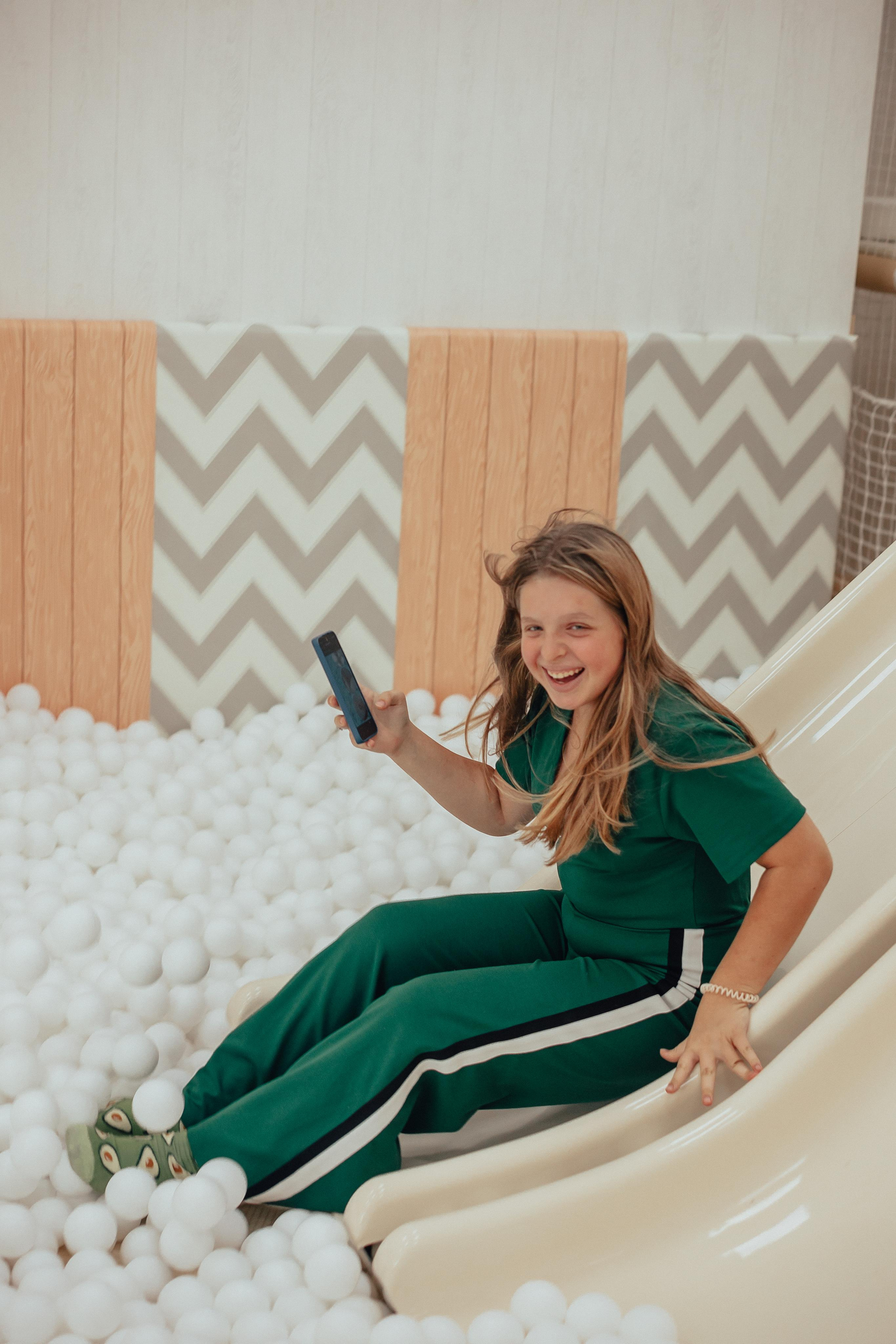 1 год в игровой. Фотограф Авилова Дарья ● Тюмень● Съемка больших семей ●Архив поколений