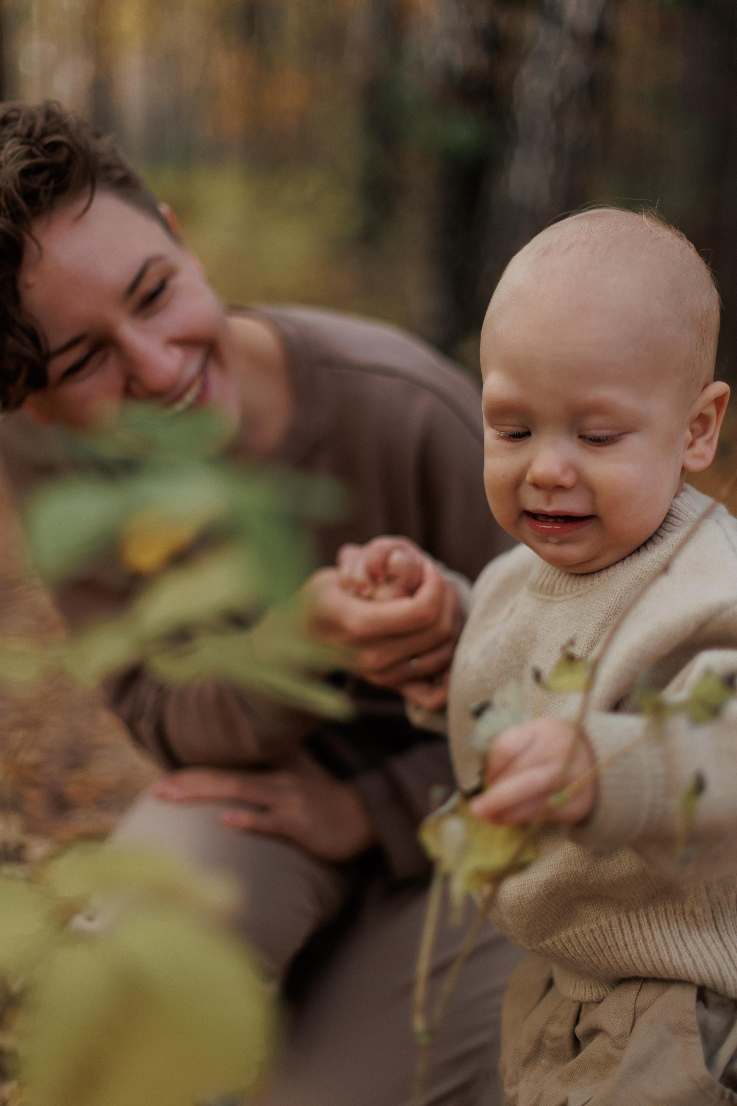 Мама и малыш (прогулка). Фотограф Авилова Дарья ● Тюмень● Съемка больших семей ●Архив поколений