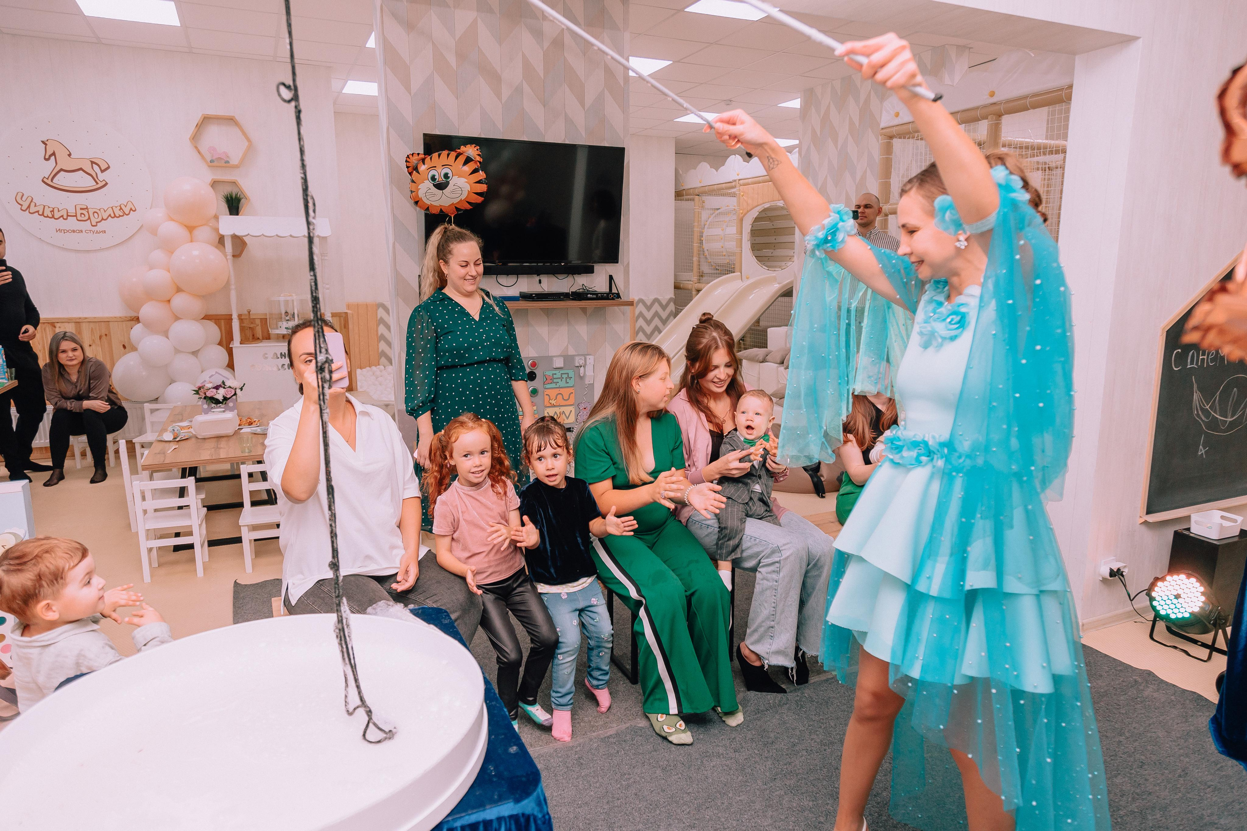 1 год в игровой. Фотограф Авилова Дарья ● Тюмень● Съемка больших семей ●Архив поколений