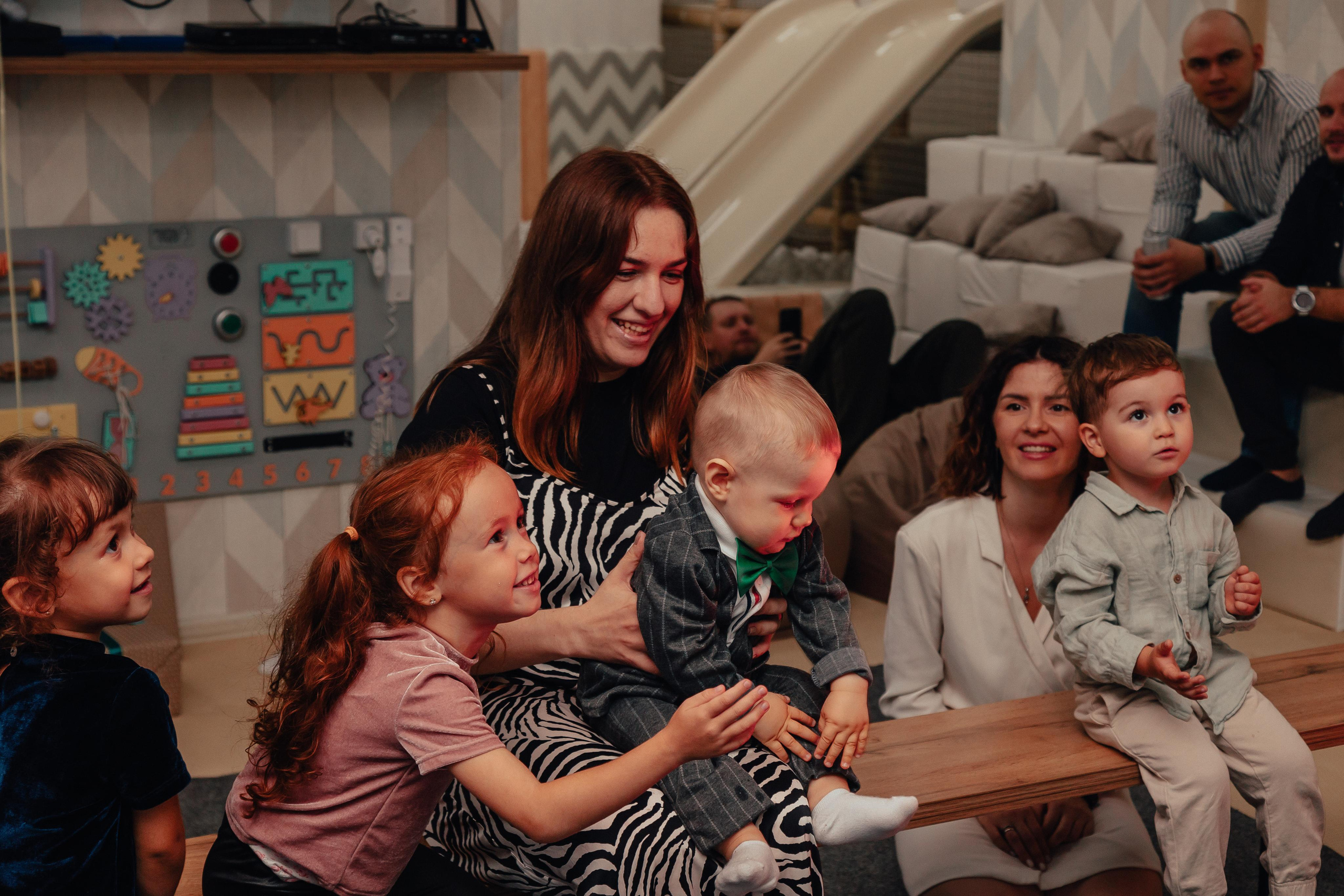 1 год в игровой. Фотограф Авилова Дарья ● Тюмень● Съемка больших семей ●Архив поколений