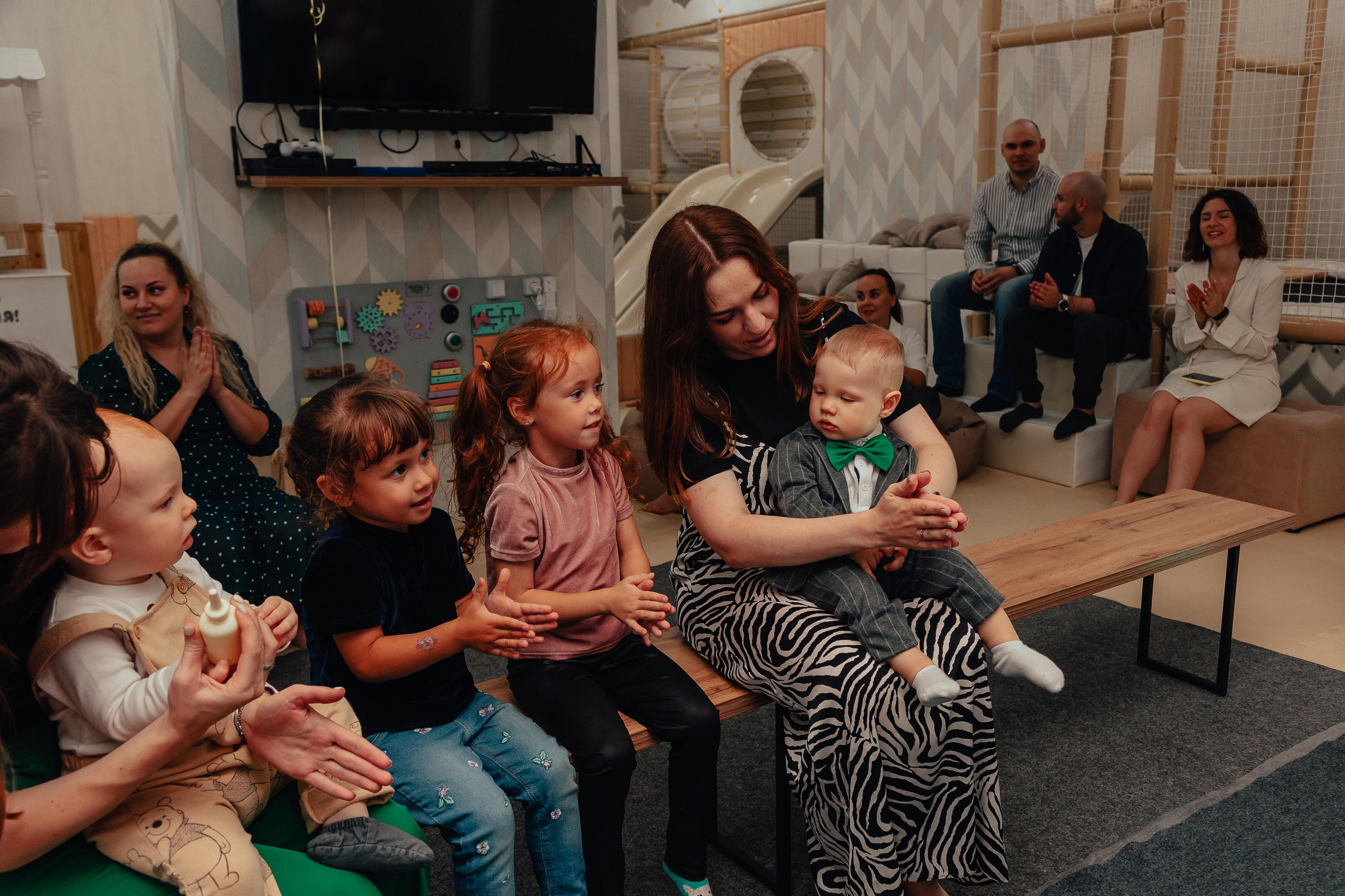 1 год в игровой. Фотограф Авилова Дарья ● Тюмень● Съемка больших семей ●Архив поколений