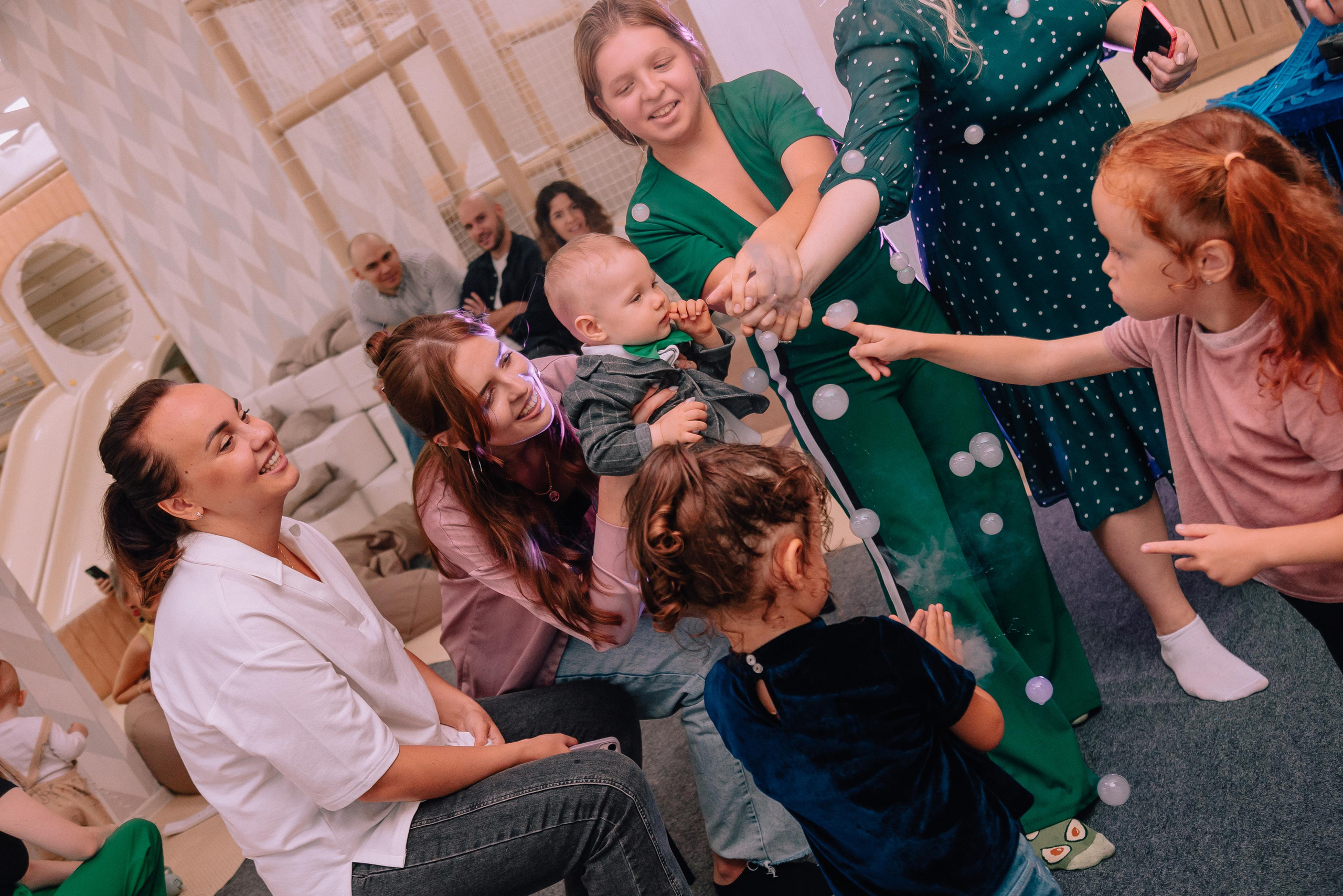 1 год в игровой. Фотограф Авилова Дарья ● Тюмень● Съемка больших семей ●Архив поколений