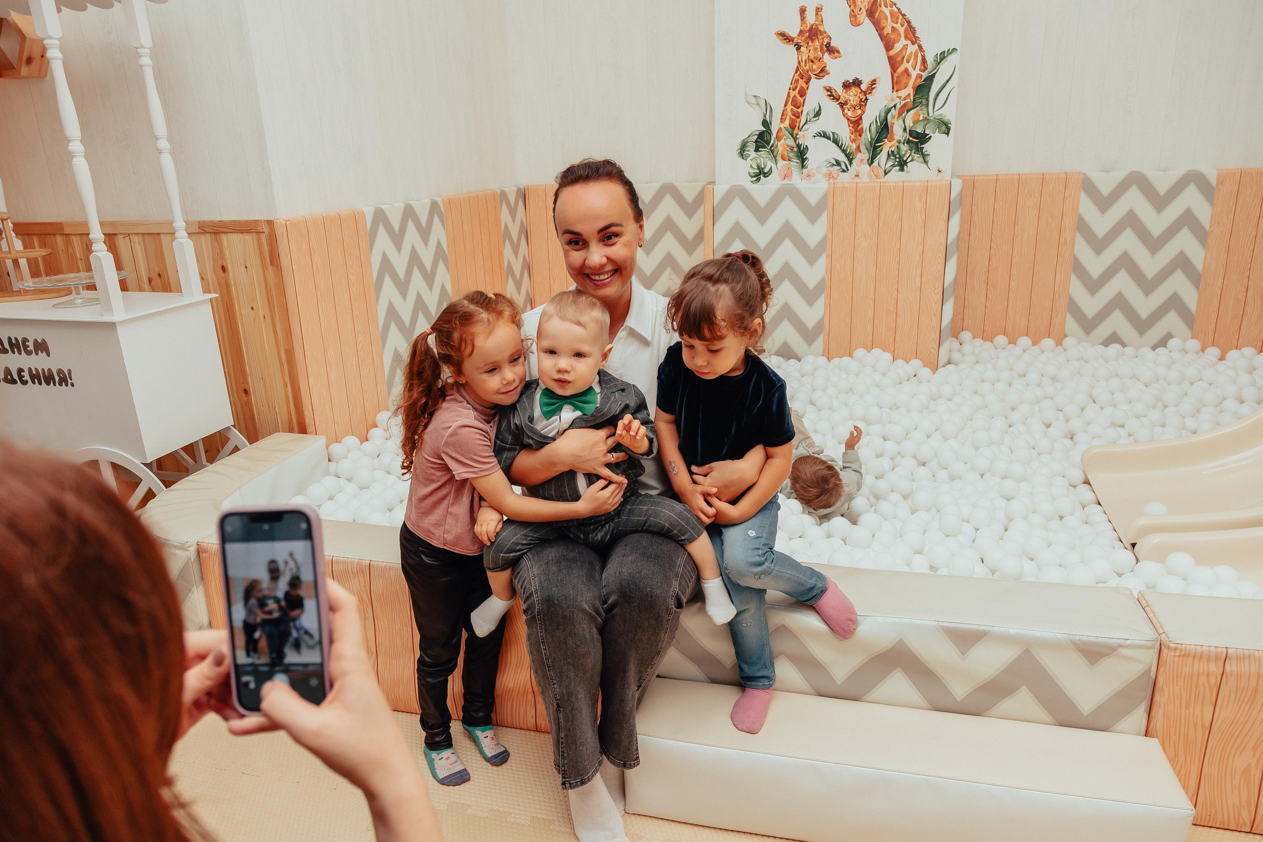 1 год в игровой. Фотограф Авилова Дарья ● Тюмень● Съемка больших семей ●Архив поколений