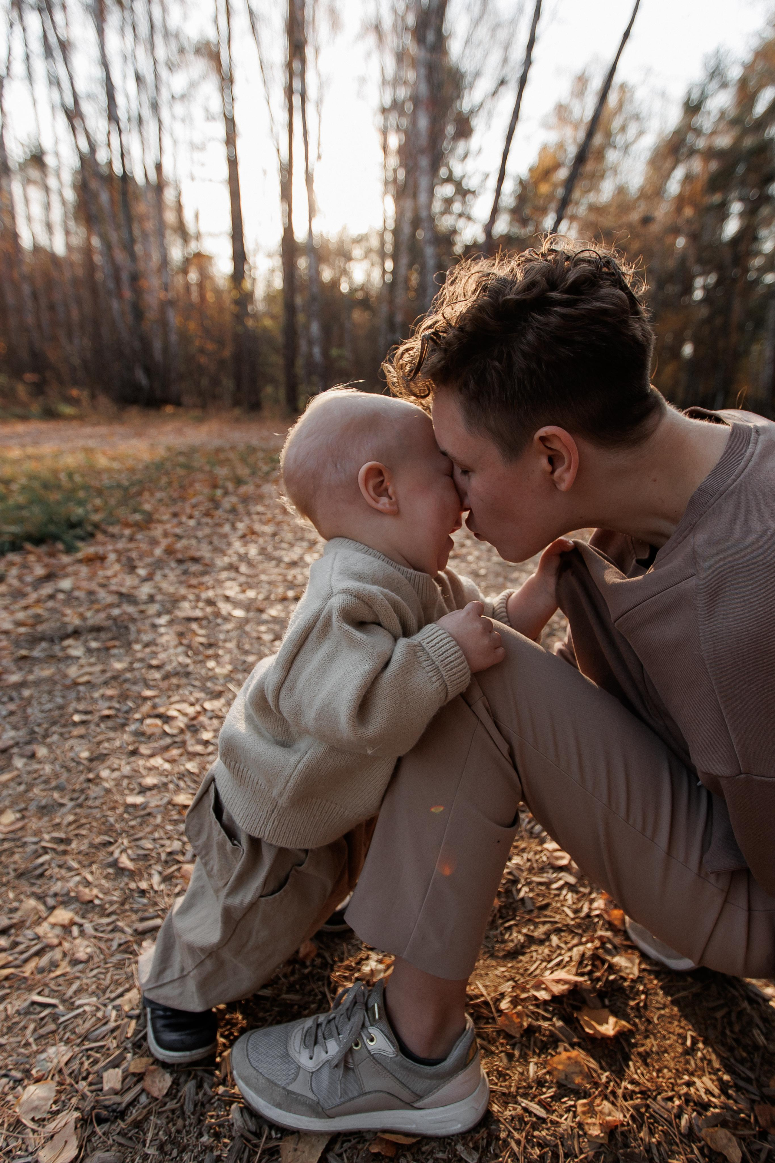 Мама и малыш (прогулка). Фотограф Авилова Дарья ● Тюмень● Съемка больших семей ●Архив поколений