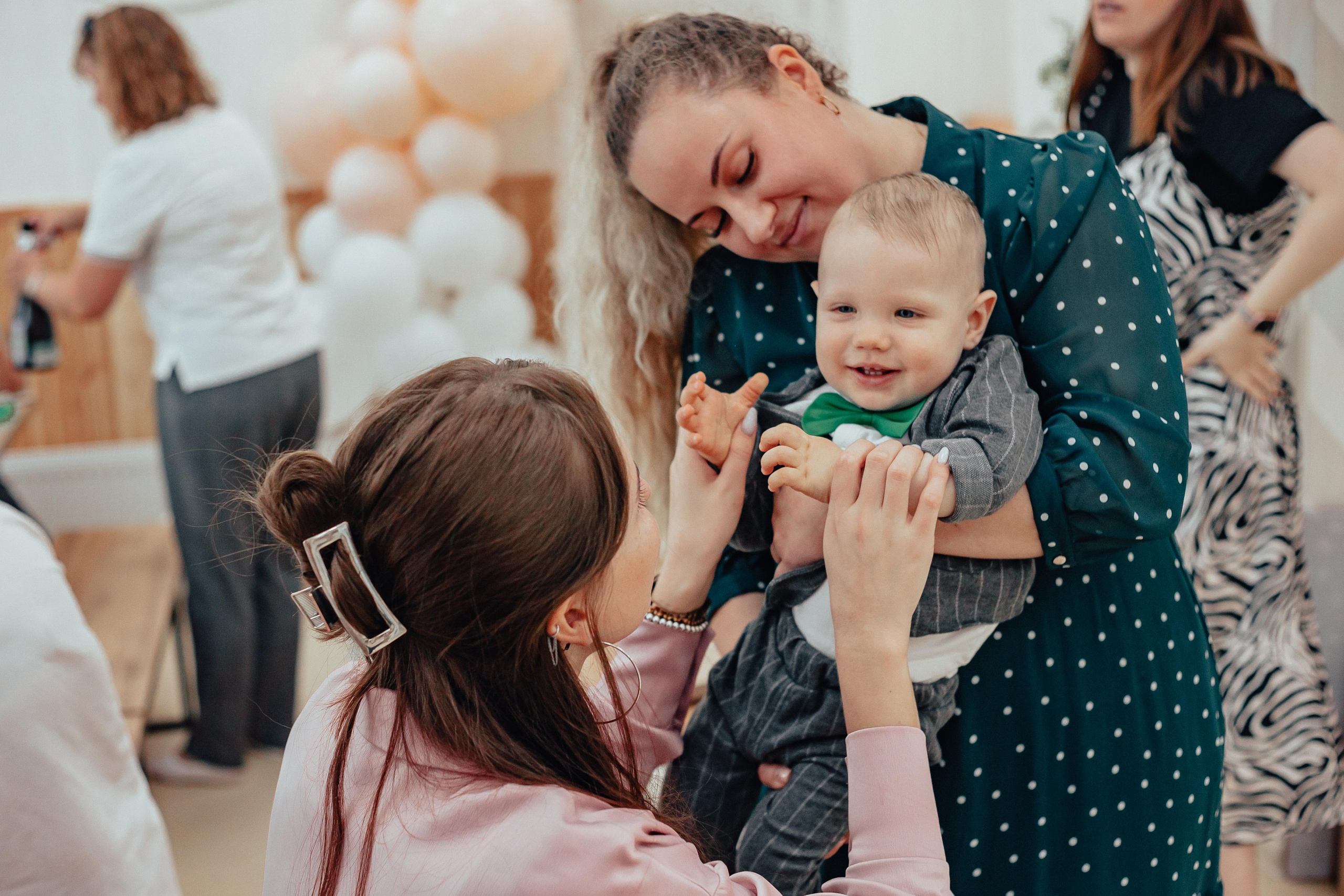 1 год в игровой. Фотограф Авилова Дарья ● Тюмень● Съемка больших семей ●Архив поколений