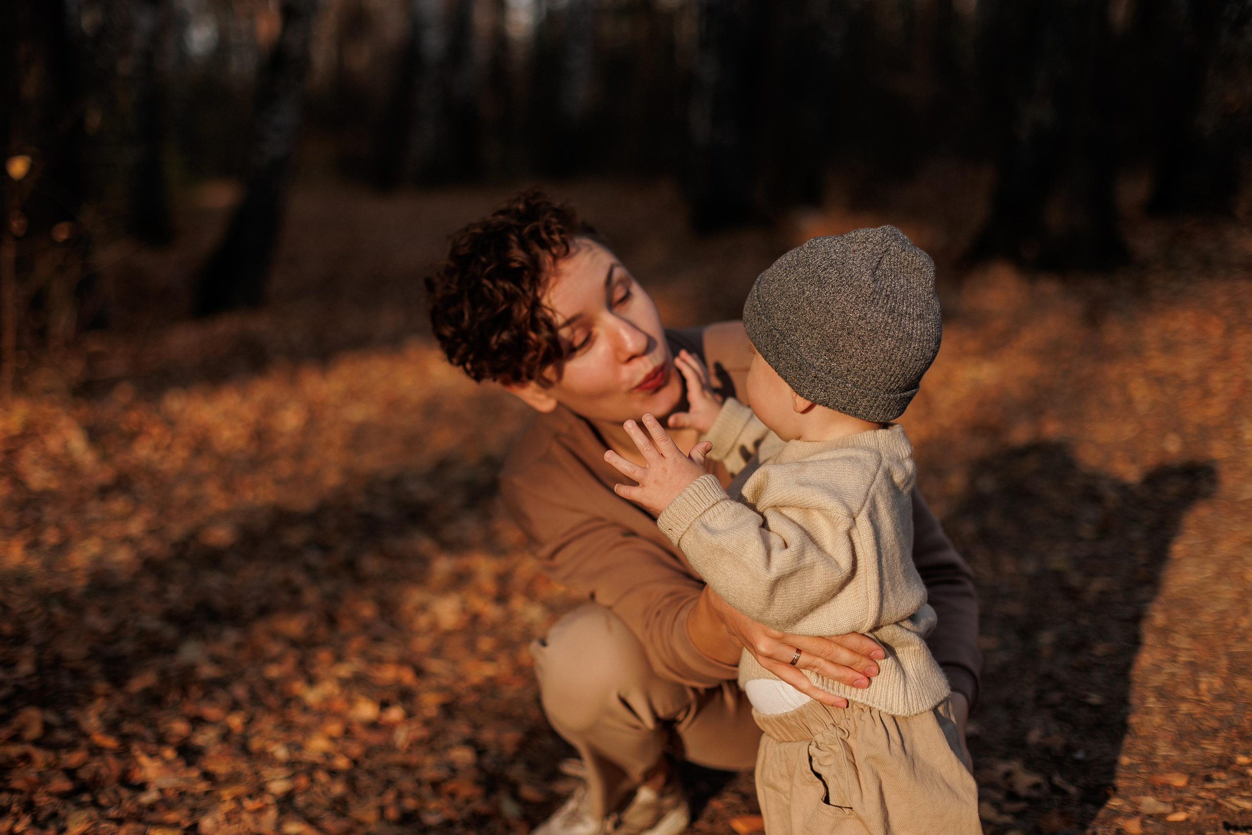 Мама и малыш (прогулка). Фотограф Авилова Дарья ● Тюмень● Съемка больших семей ●Архив поколений