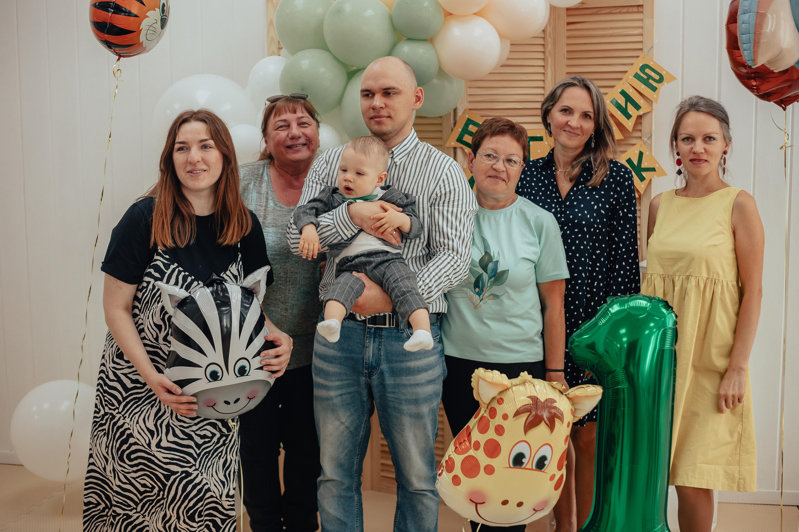 1 год в игровой. Фотограф Авилова Дарья ● Тюмень● Съемка больших семей ●Архив поколений