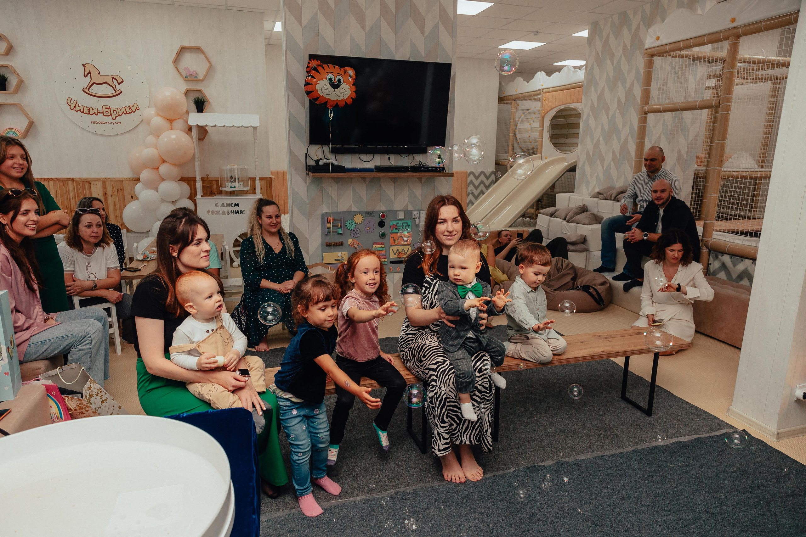 1 год в игровой. Фотограф Авилова Дарья ● Тюмень● Съемка больших семей ●Архив поколений