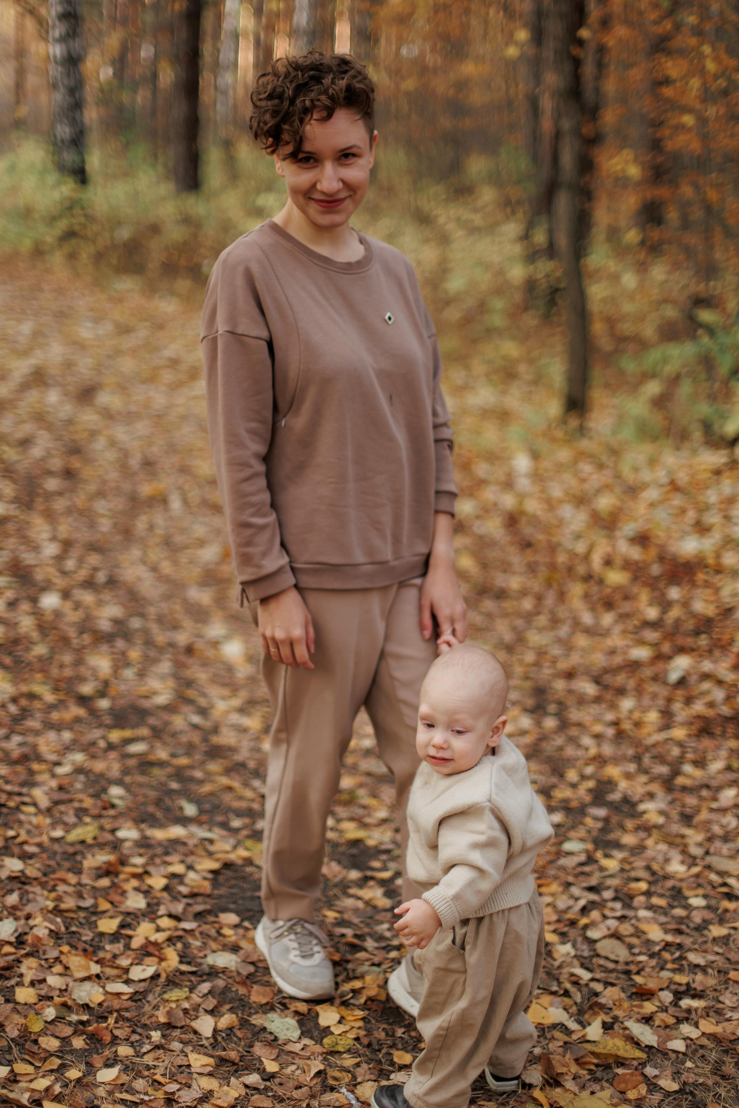 Мама и малыш (прогулка). Фотограф Авилова Дарья ● Тюмень● Съемка больших семей ●Архив поколений