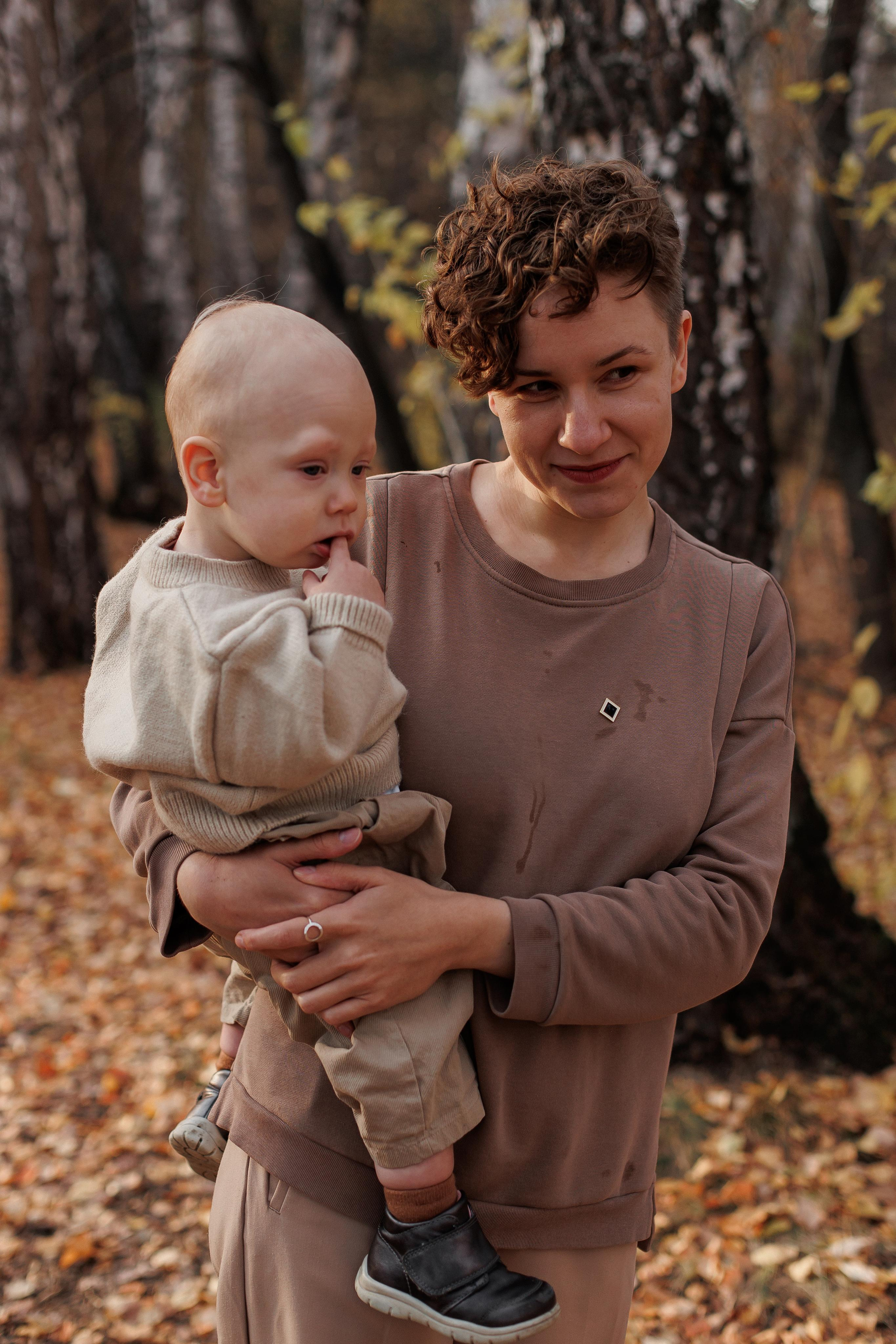 Мама и малыш (прогулка). Фотограф Авилова Дарья ● Тюмень● Съемка больших семей ●Архив поколений