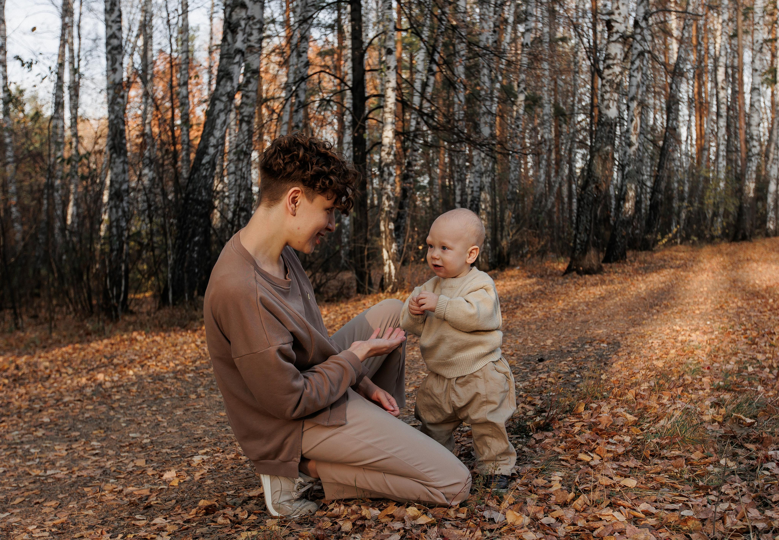 Мама и малыш (прогулка). Фотограф Авилова Дарья ● Тюмень● Съемка больших семей ●Архив поколений