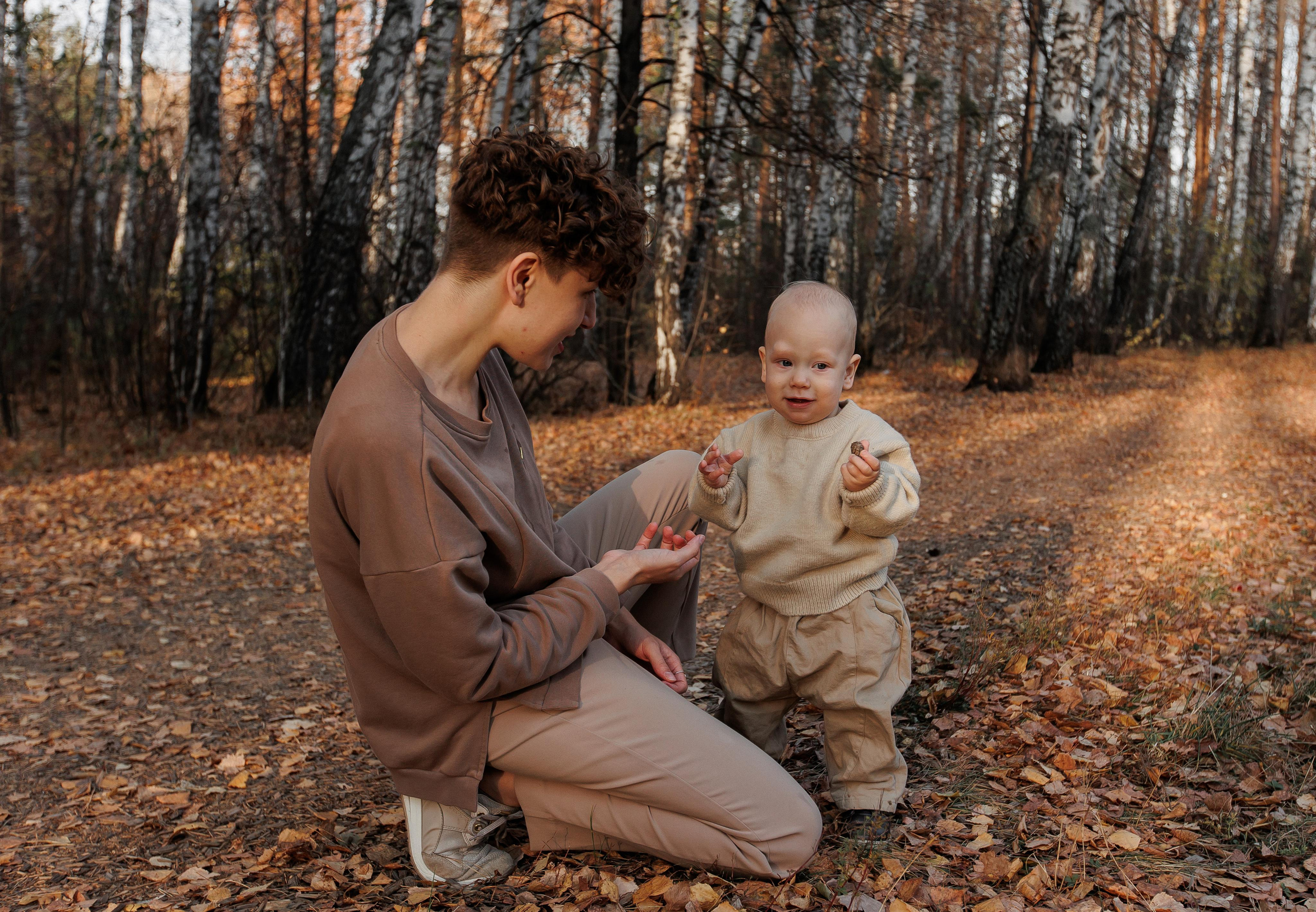 Мама и малыш (прогулка). Фотограф Авилова Дарья ● Тюмень● Съемка больших семей ●Архив поколений