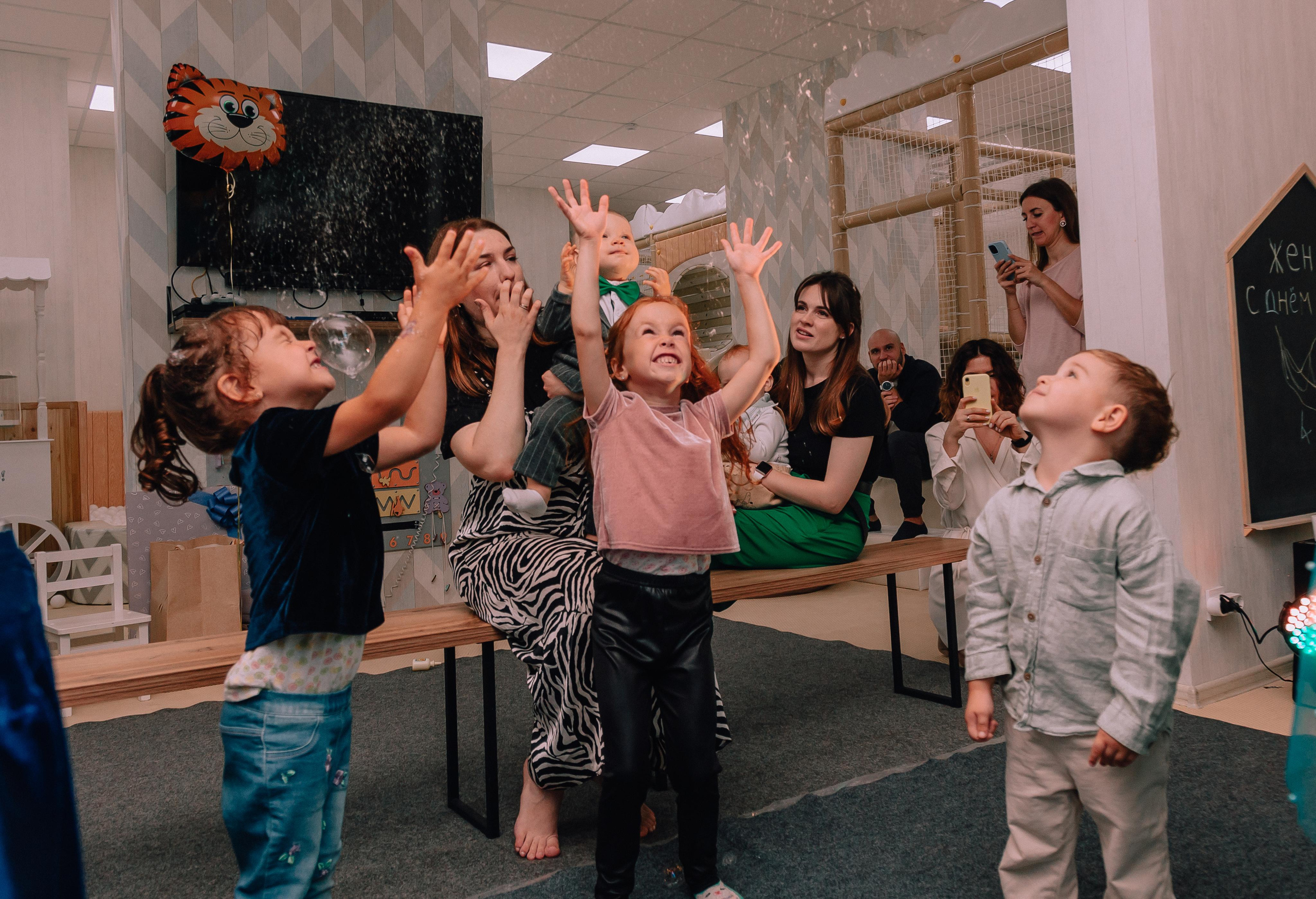 1 год в игровой. Фотограф Авилова Дарья ● Тюмень● Съемка больших семей ●Архив поколений