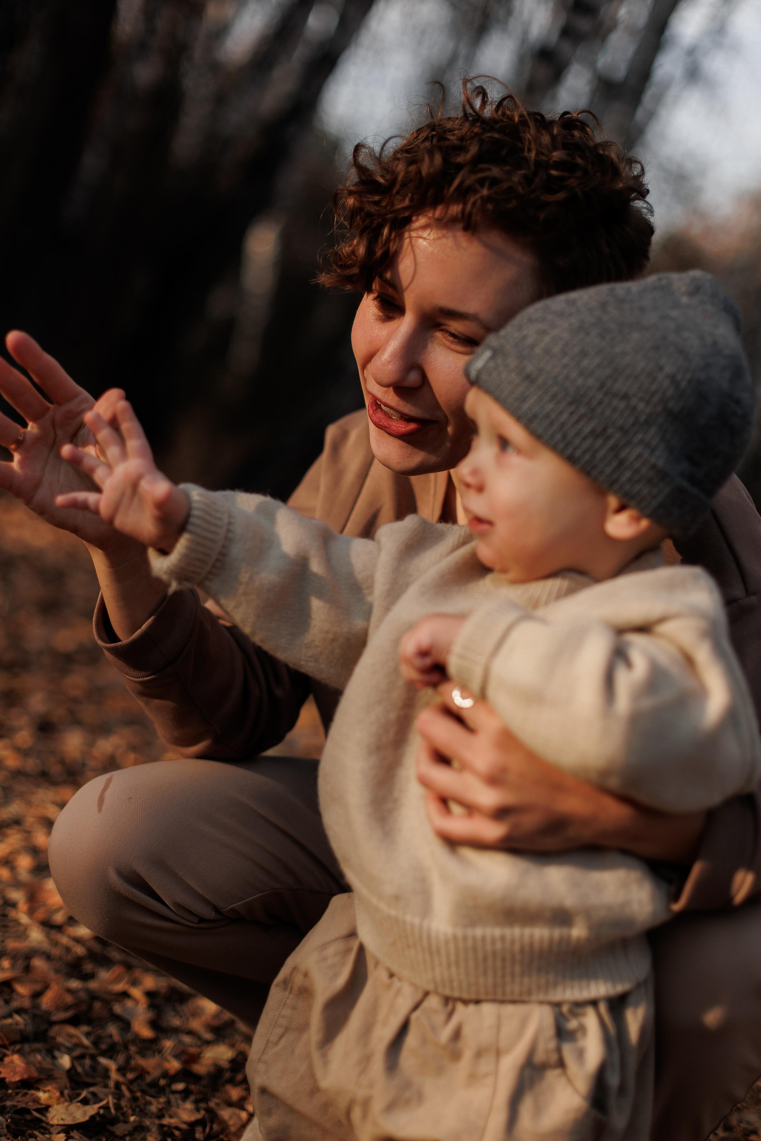 Мама и малыш (прогулка). Фотограф Авилова Дарья ● Тюмень● Съемка больших семей ●Архив поколений
