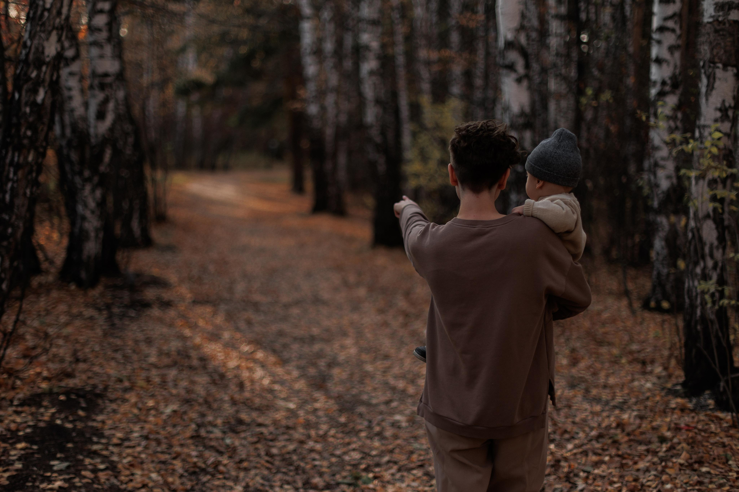 Мама и малыш (прогулка). Фотограф Авилова Дарья ● Тюмень● Съемка больших семей ●Архив поколений