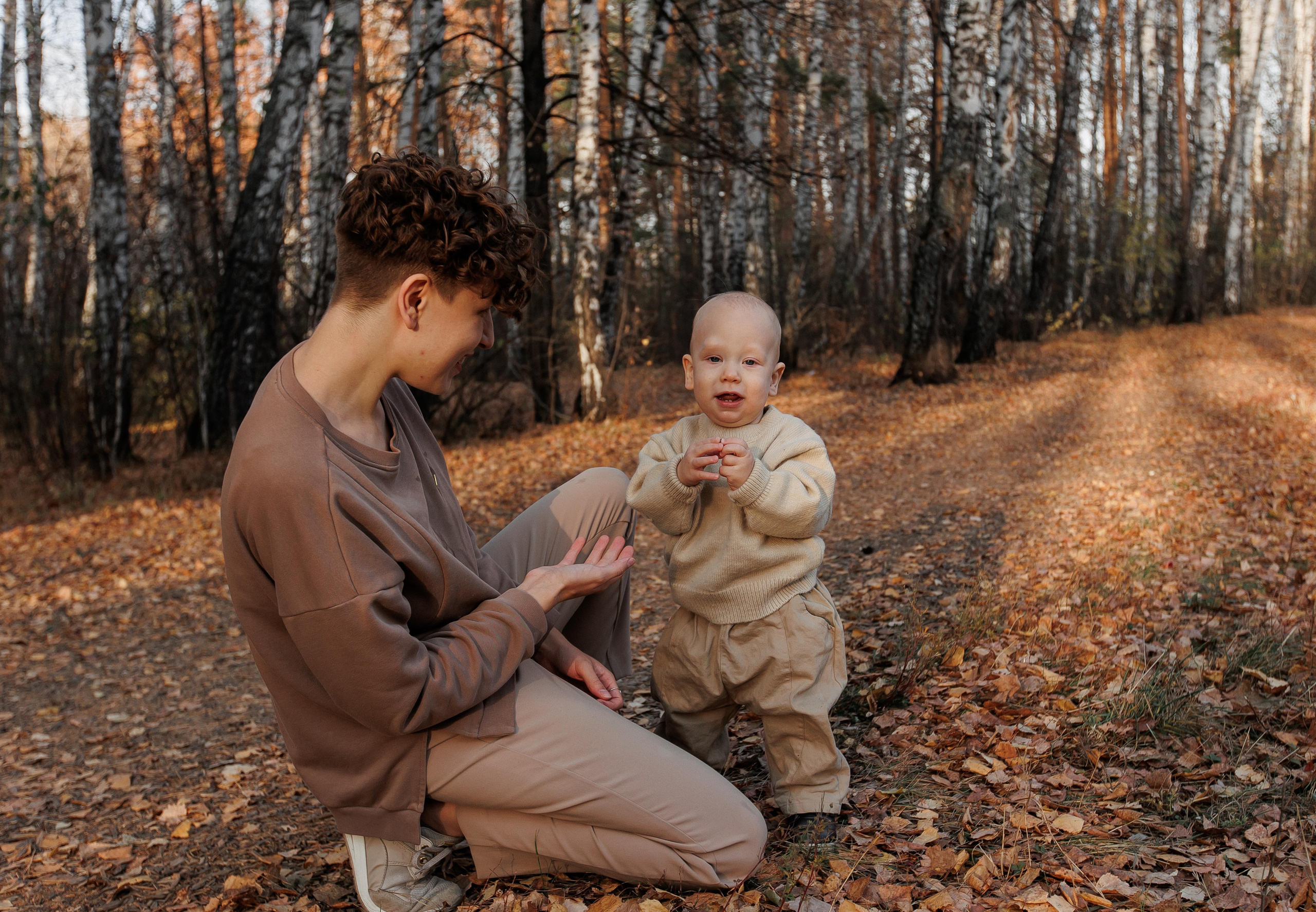 Мама и малыш (прогулка). Фотограф Авилова Дарья ● Тюмень● Съемка больших семей ●Архив поколений