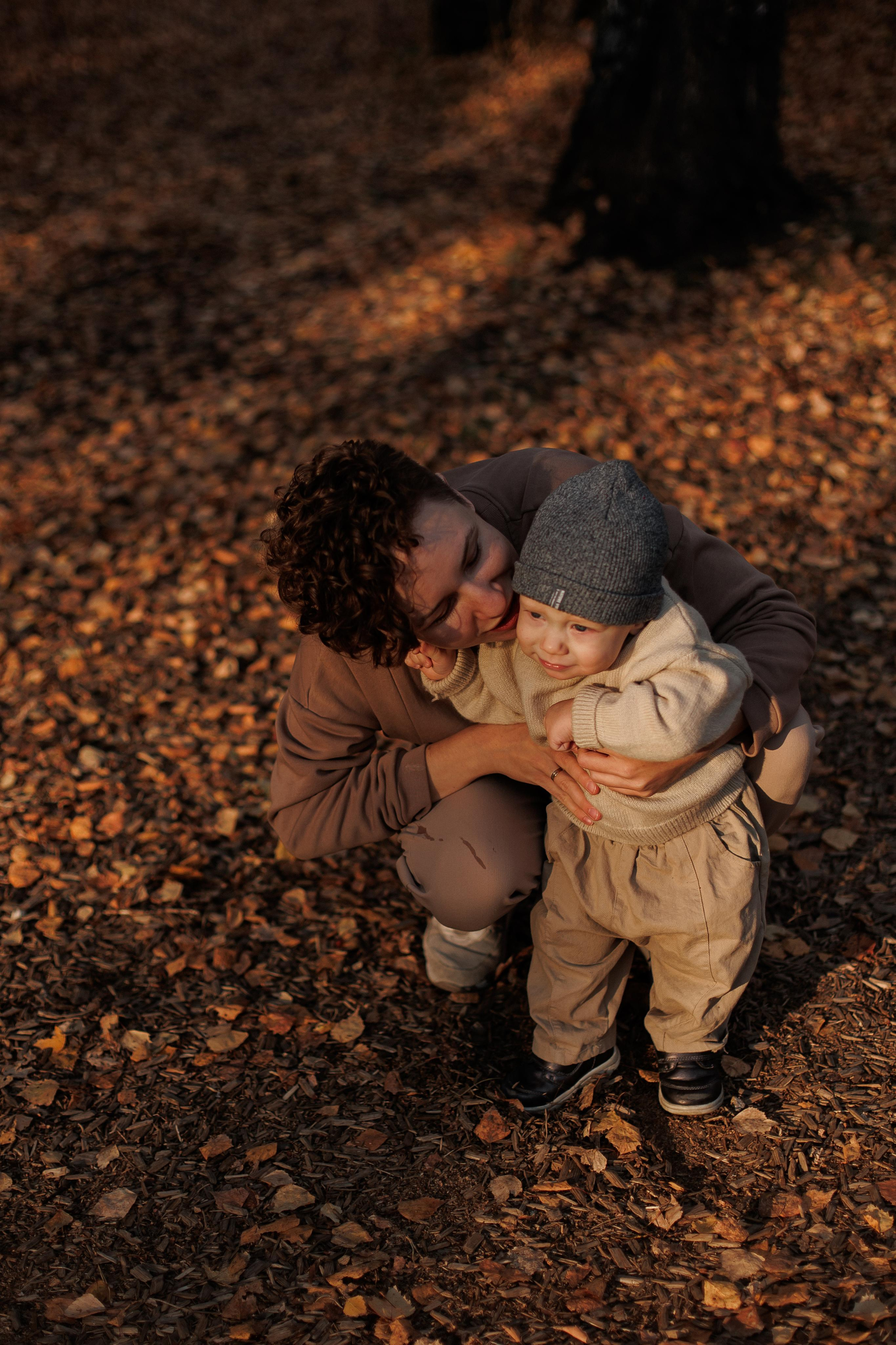 Мама и малыш (прогулка). Фотограф Авилова Дарья ● Тюмень● Съемка больших семей ●Архив поколений