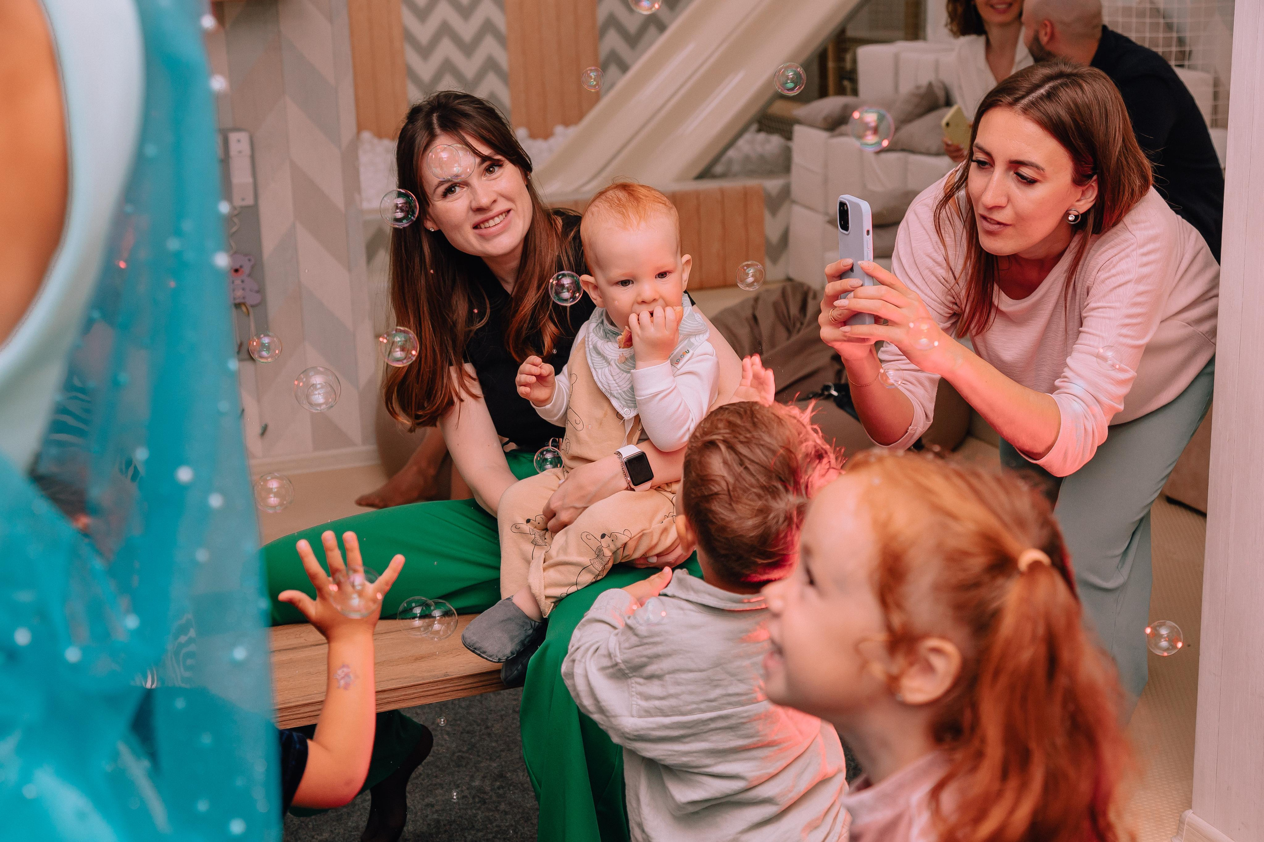 1 год в игровой. Фотограф Авилова Дарья ● Тюмень● Съемка больших семей ●Архив поколений