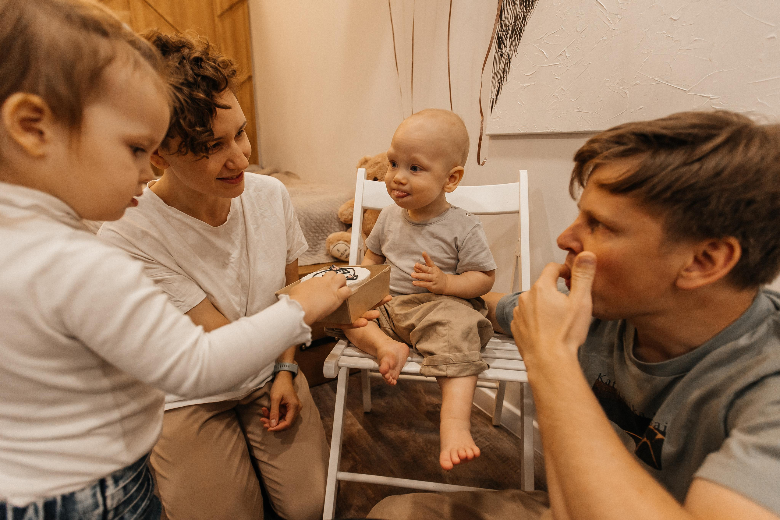 1 год дома. Фотограф Авилова Дарья ● Тюмень● Съемка больших семей ●Архив поколений