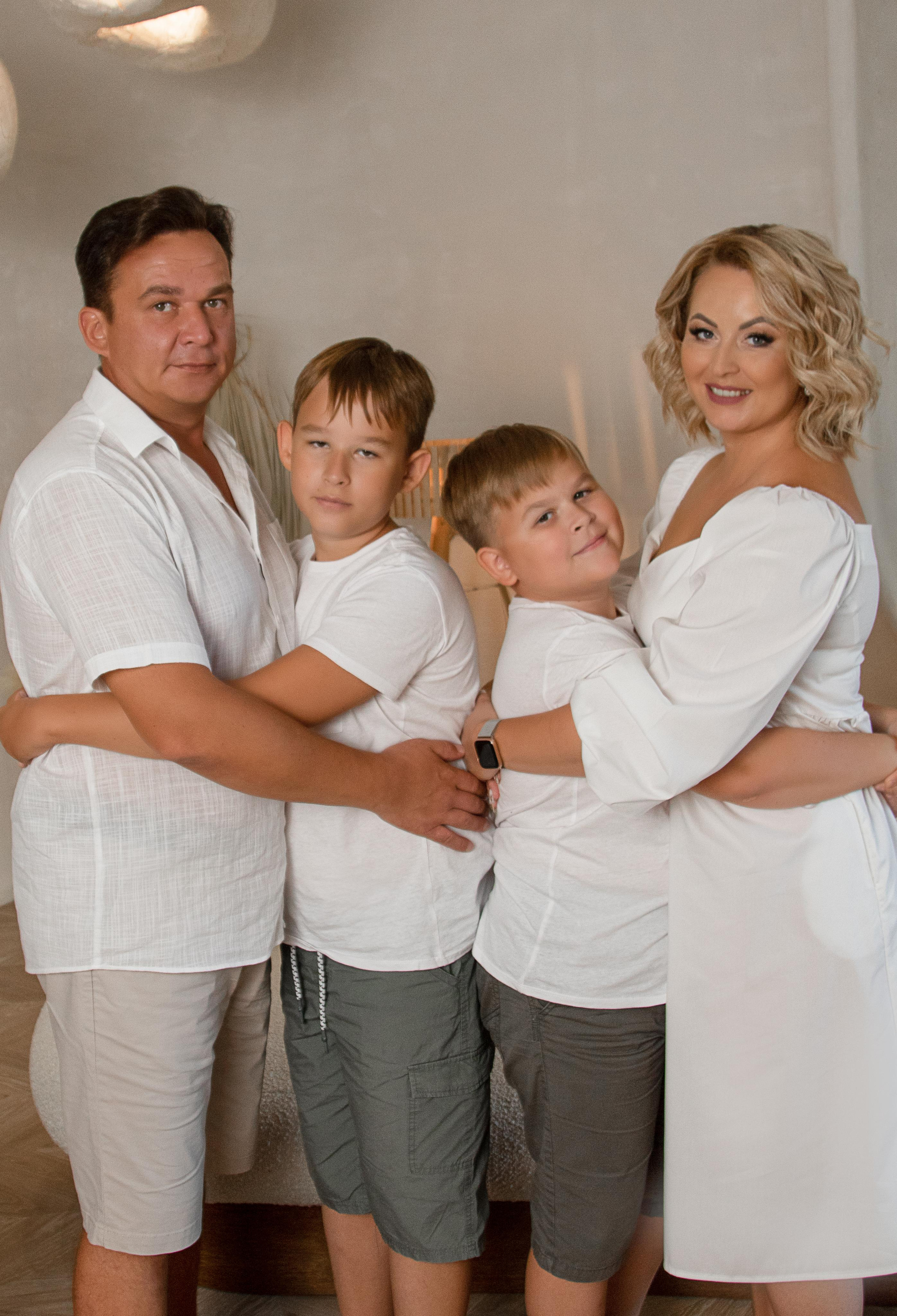 Студия. Фотограф Авилова Дарья ● Тюмень● Съемка больших семей ●Архив поколений