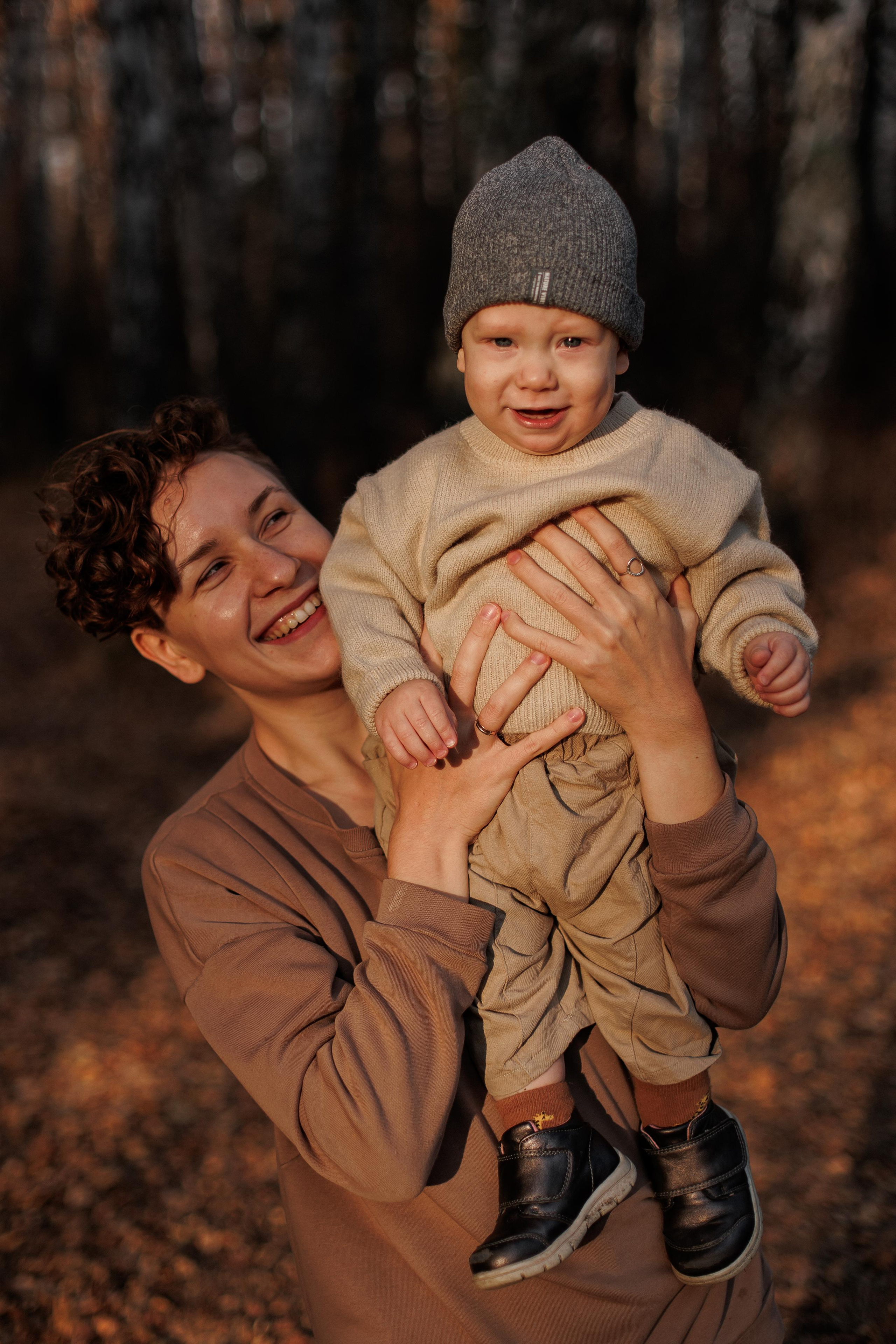 Мама и малыш (прогулка). Фотограф Авилова Дарья ● Тюмень● Съемка больших семей ●Архив поколений