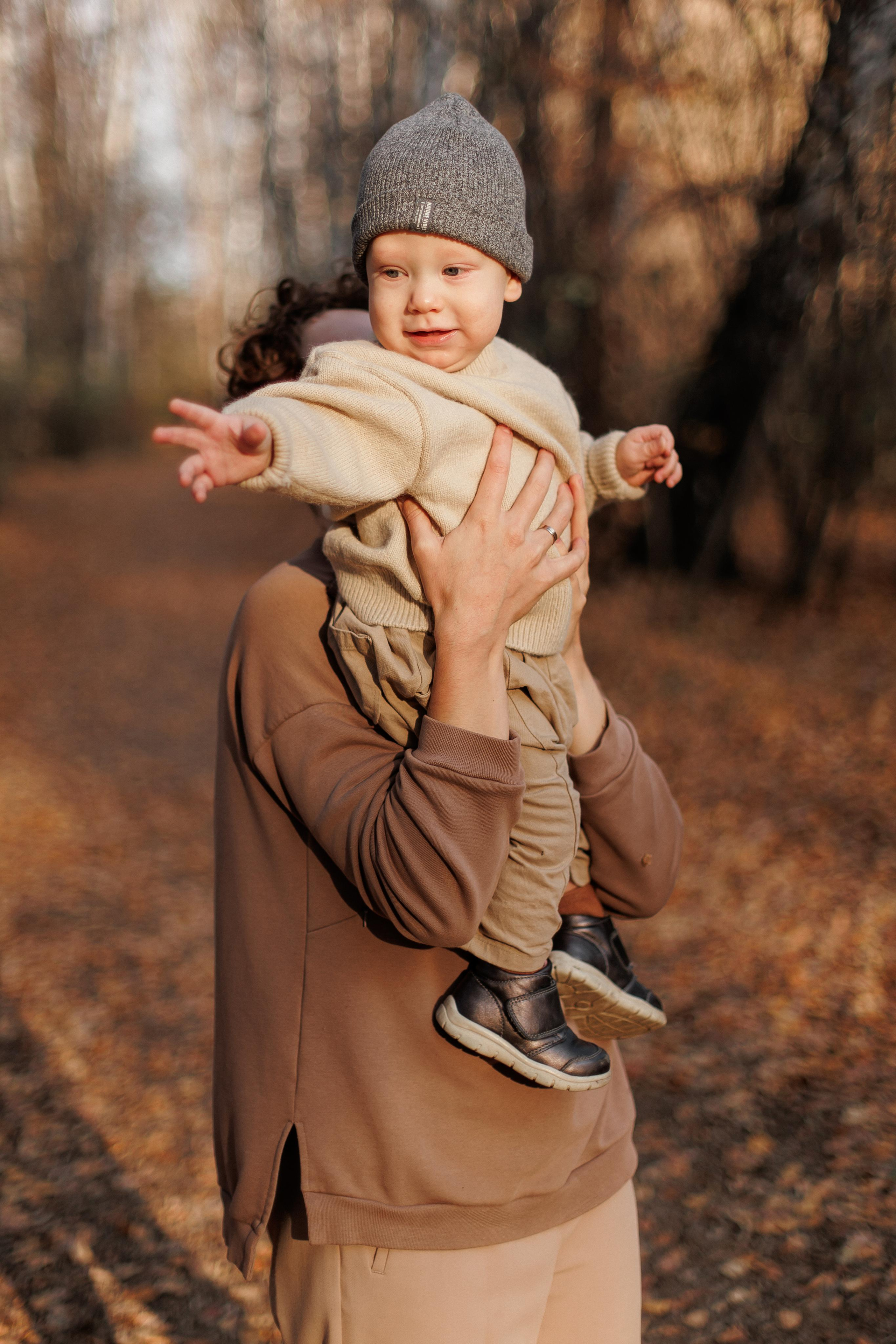 Мама и малыш (прогулка). Фотограф Авилова Дарья ● Тюмень● Съемка больших семей ●Архив поколений