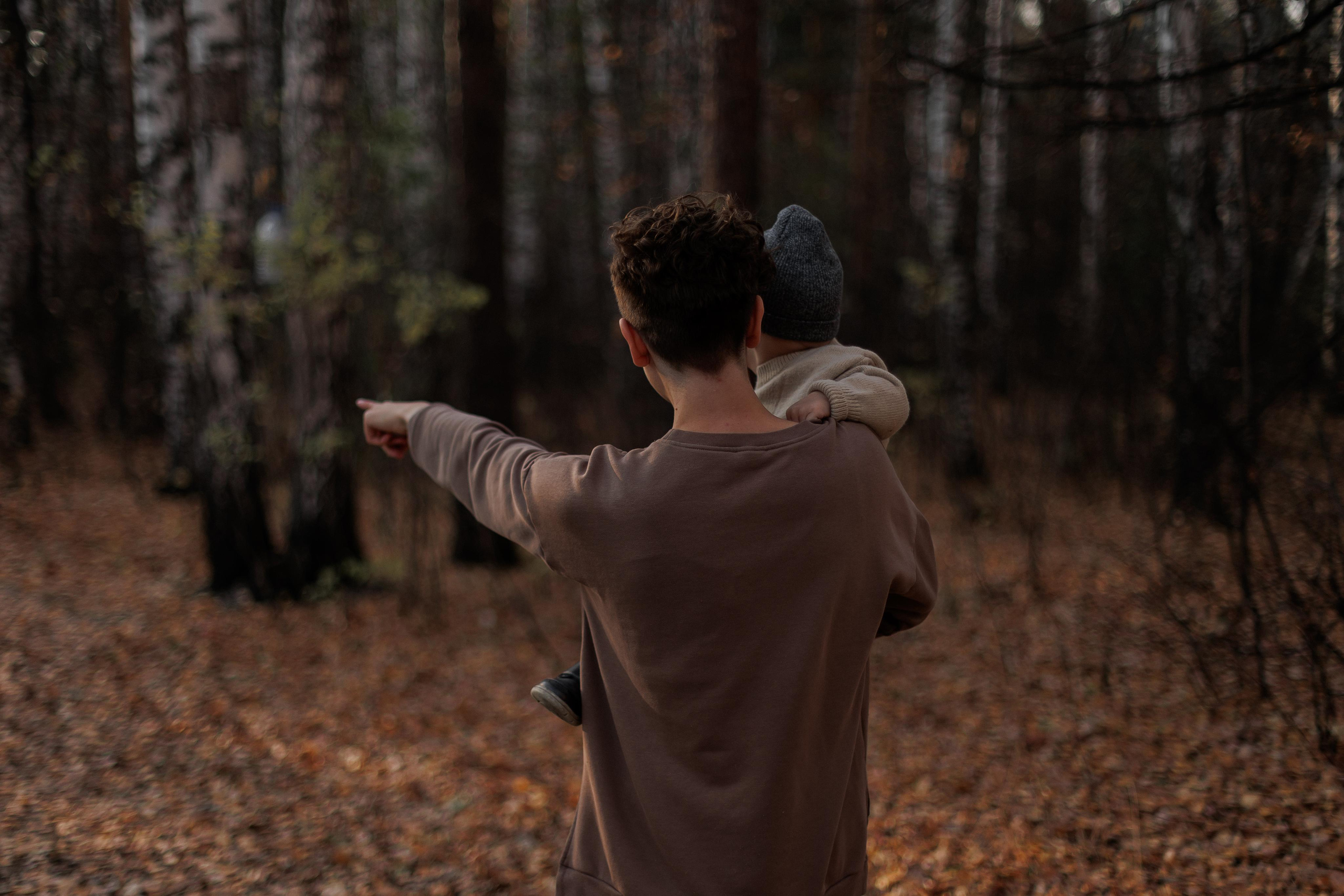 Мама и малыш (прогулка). Фотограф Авилова Дарья ● Тюмень● Съемка больших семей ●Архив поколений