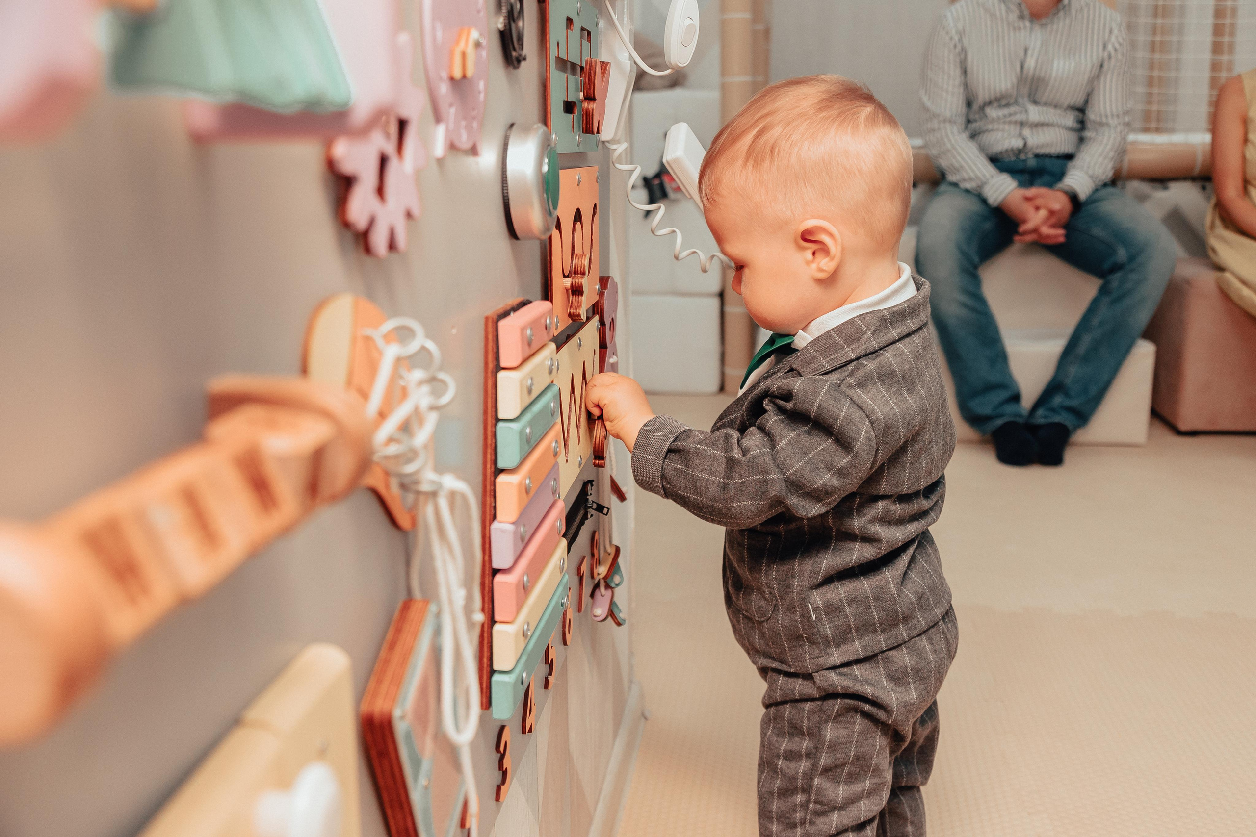 1 год в игровой. Фотограф Авилова Дарья ● Тюмень● Съемка больших семей ●Архив поколений