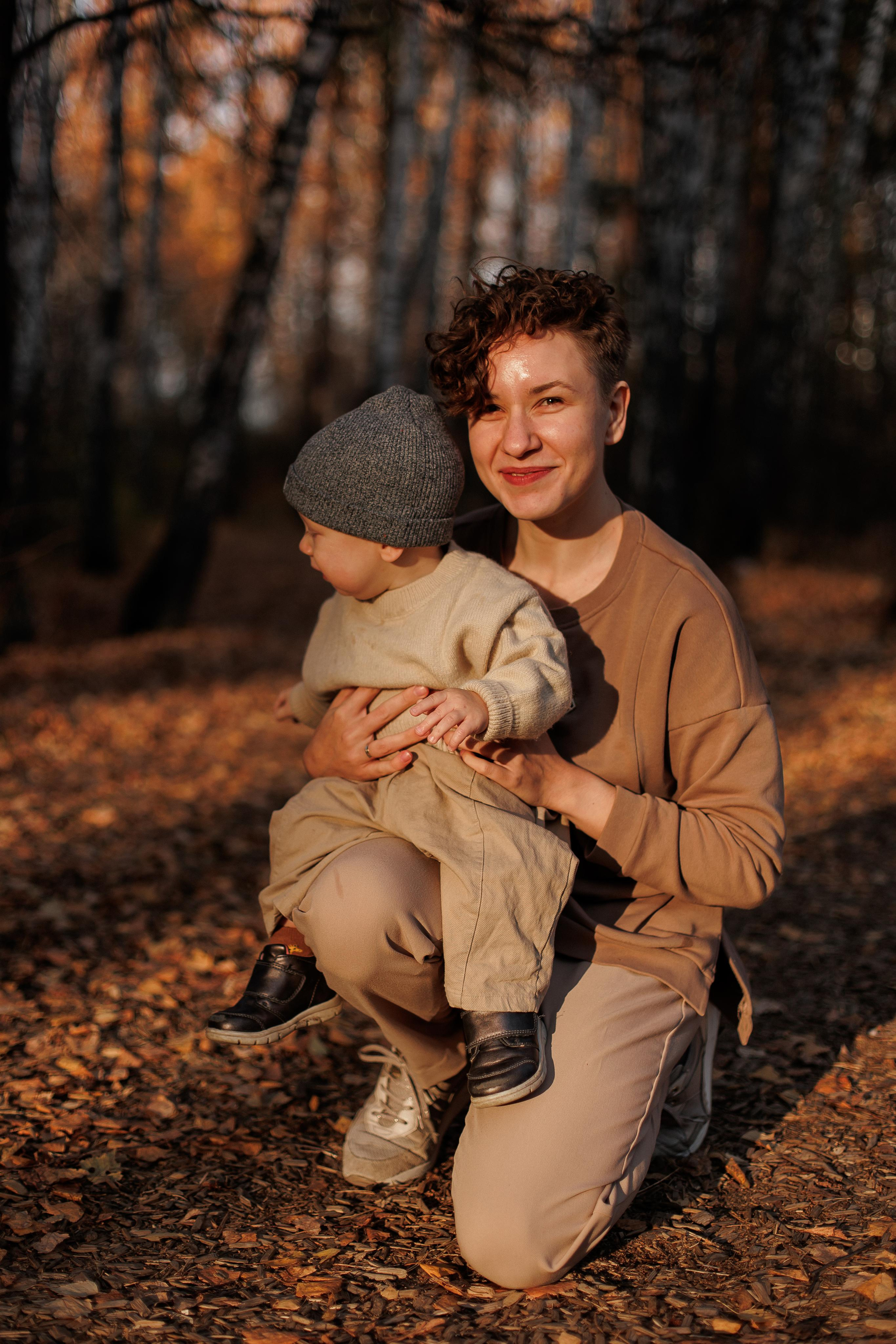 Мама и малыш (прогулка). Фотограф Авилова Дарья ● Тюмень● Съемка больших семей ●Архив поколений