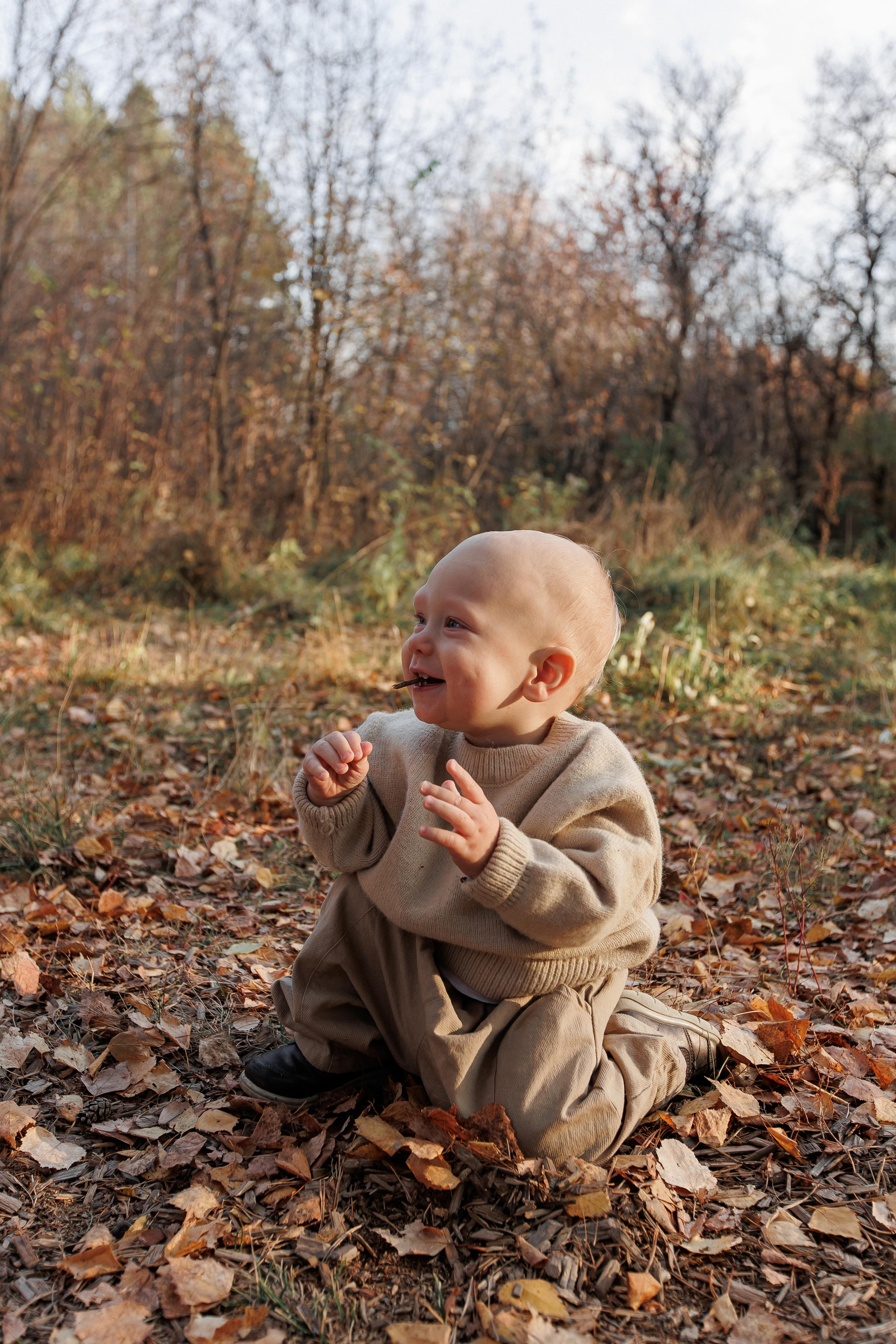 Мама и малыш (прогулка). Фотограф Авилова Дарья ● Тюмень● Съемка больших семей ●Архив поколений