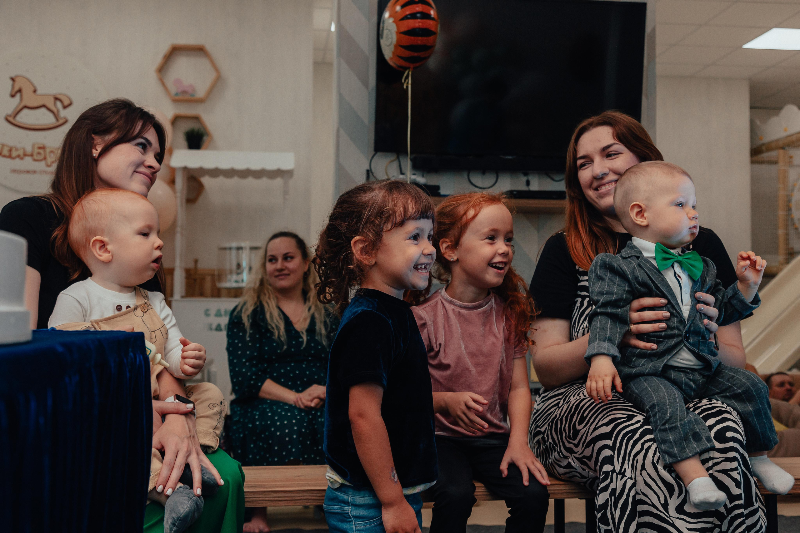 1 год в игровой. Фотограф Авилова Дарья ● Тюмень● Съемка больших семей ●Архив поколений