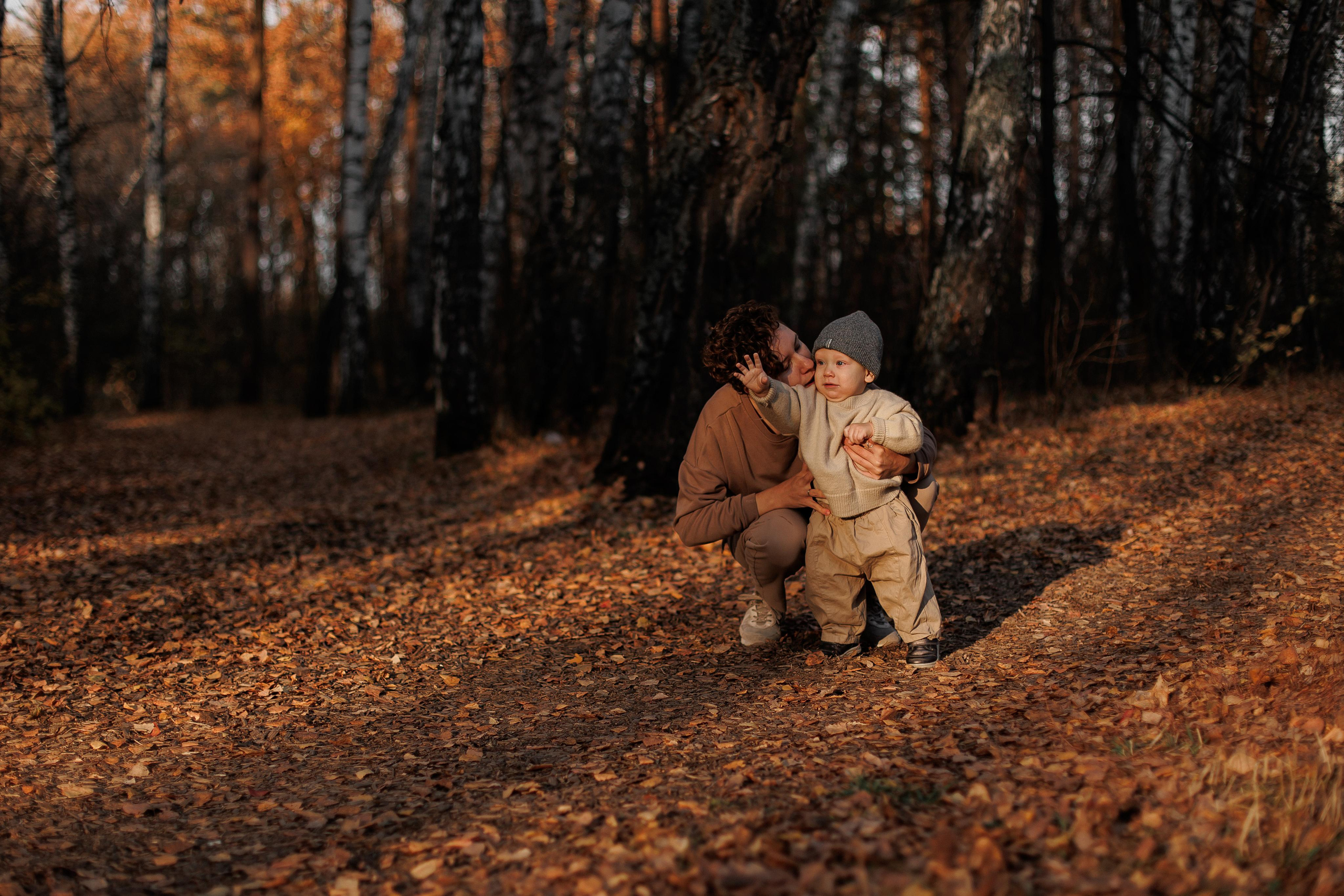 Мама и малыш (прогулка). Фотограф Авилова Дарья ● Тюмень● Съемка больших семей ●Архив поколений
