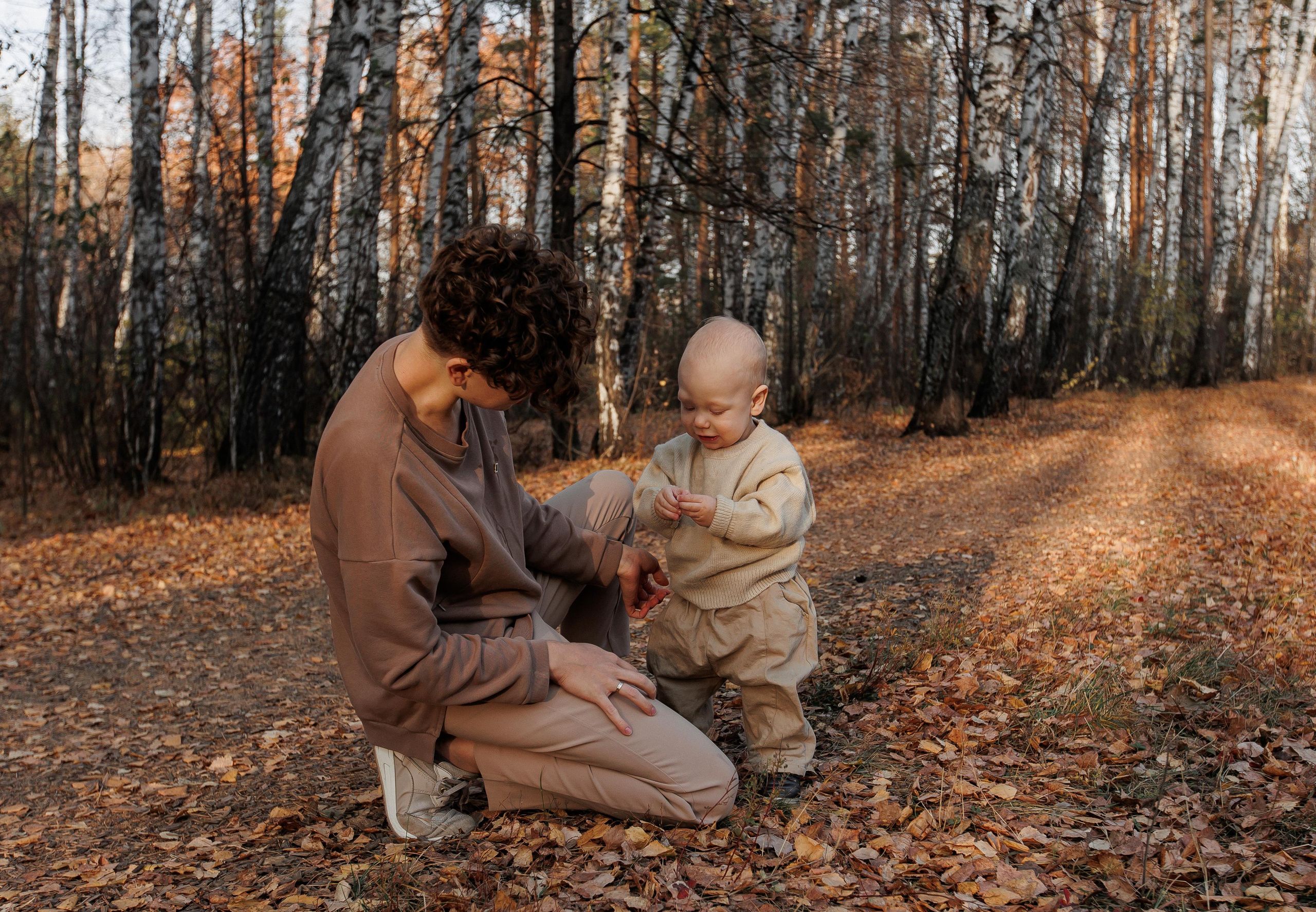 Мама и малыш (прогулка). Фотограф Авилова Дарья ● Тюмень● Съемка больших семей ●Архив поколений