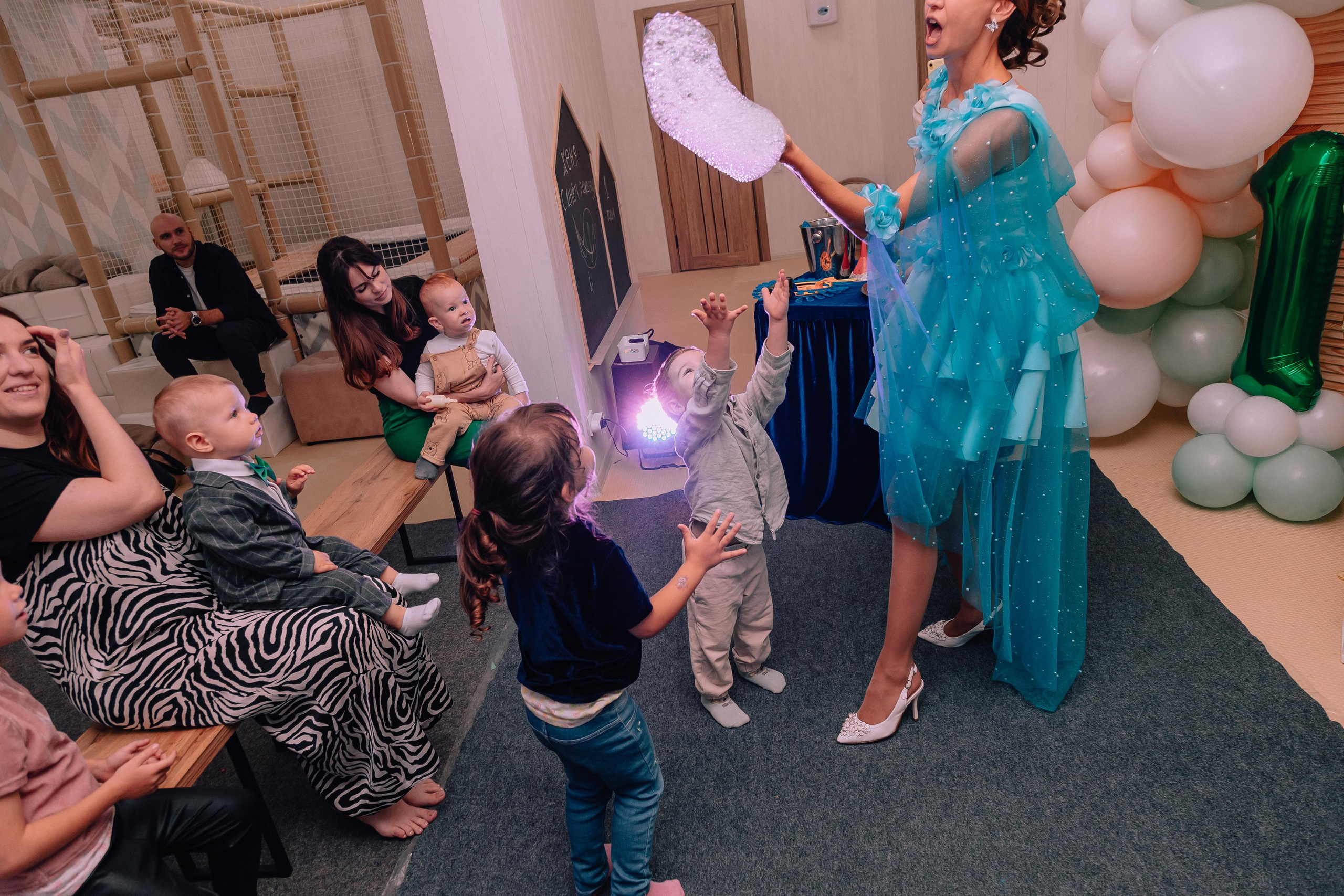 1 год в игровой. Фотограф Авилова Дарья ● Тюмень● Съемка больших семей ●Архив поколений