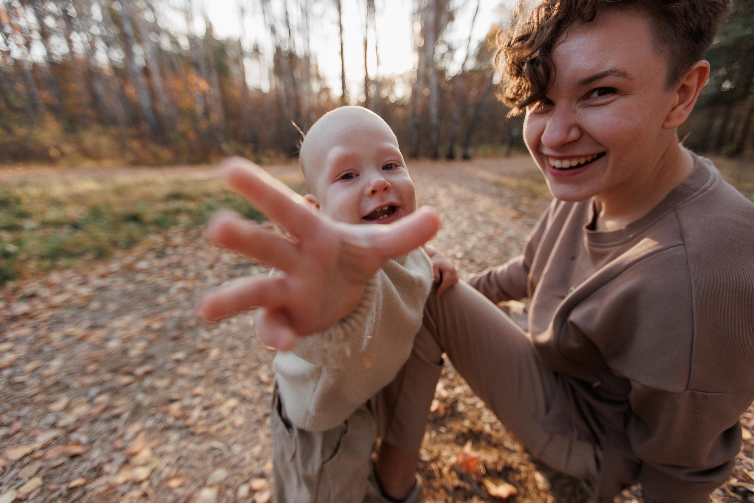 Мама и малыш (прогулка). Фотограф Авилова Дарья ● Тюмень● Съемка больших семей ●Архив поколений