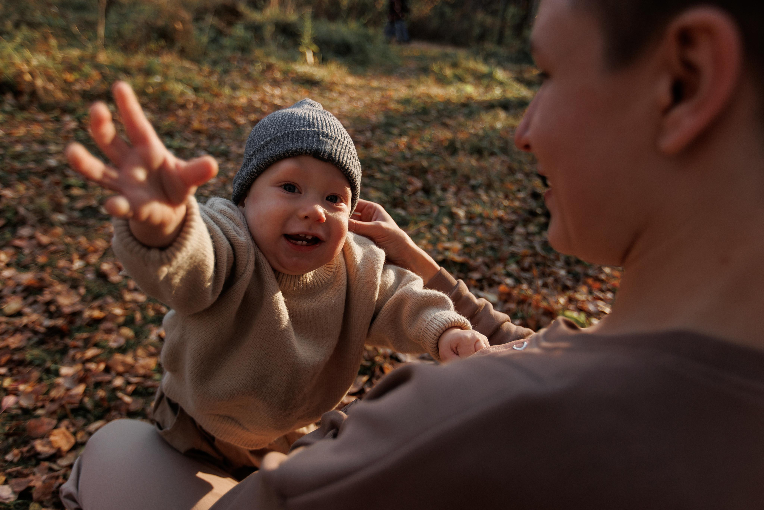 Мама и малыш (прогулка). Фотограф Авилова Дарья ● Тюмень● Съемка больших семей ●Архив поколений