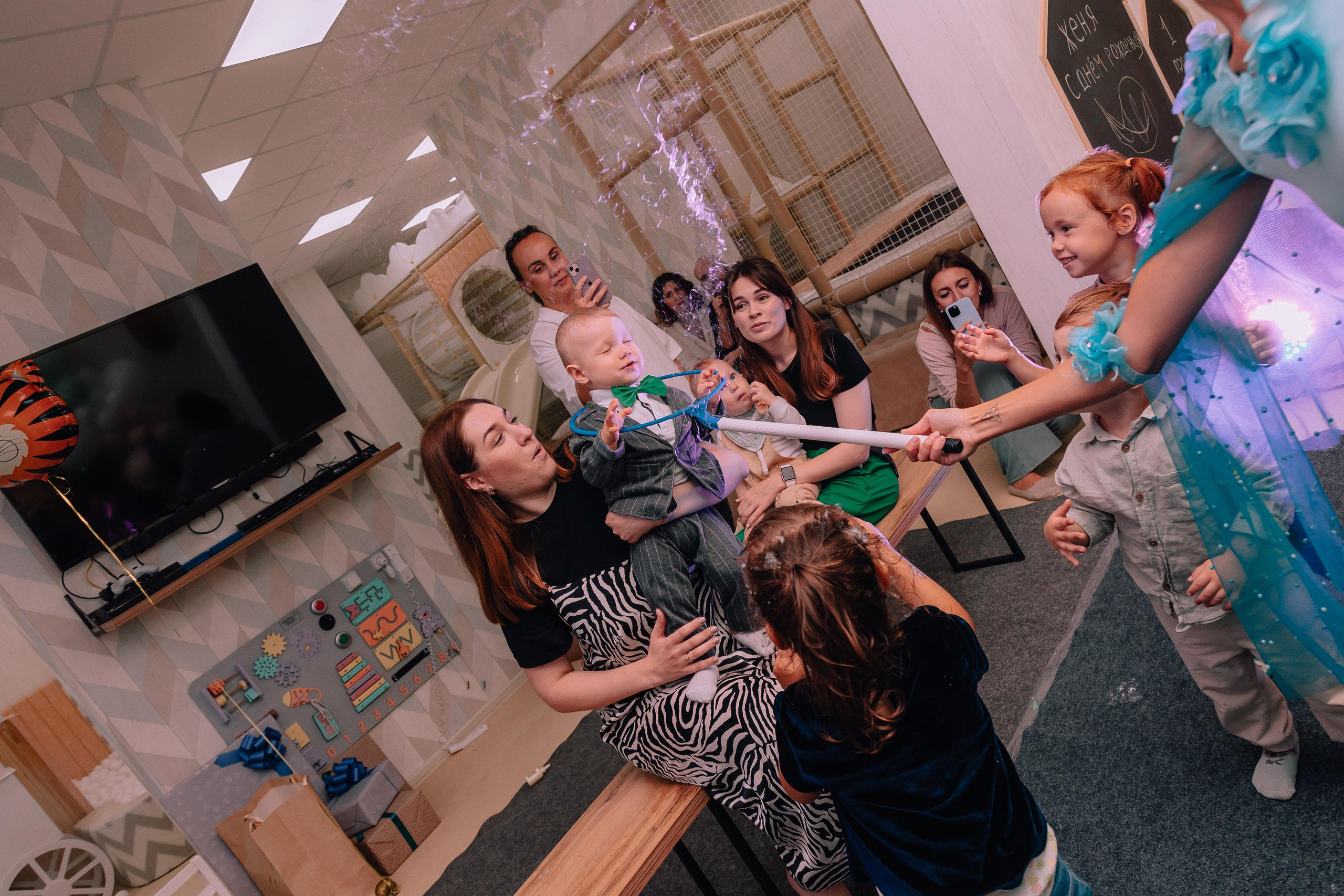 1 год в игровой. Фотограф Авилова Дарья ● Тюмень● Съемка больших семей ●Архив поколений