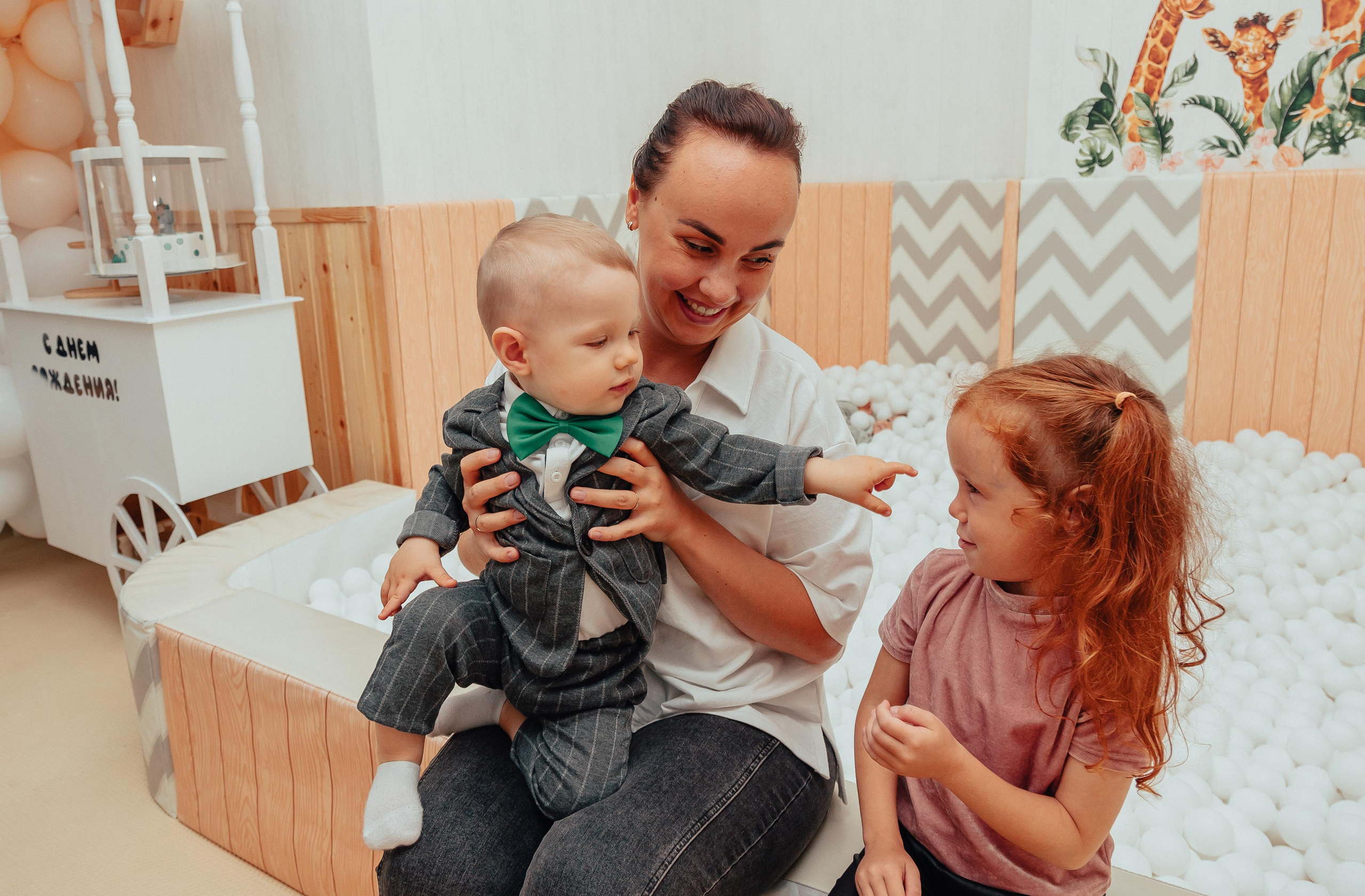 1 год в игровой. Фотограф Авилова Дарья ● Тюмень● Съемка больших семей ●Архив поколений