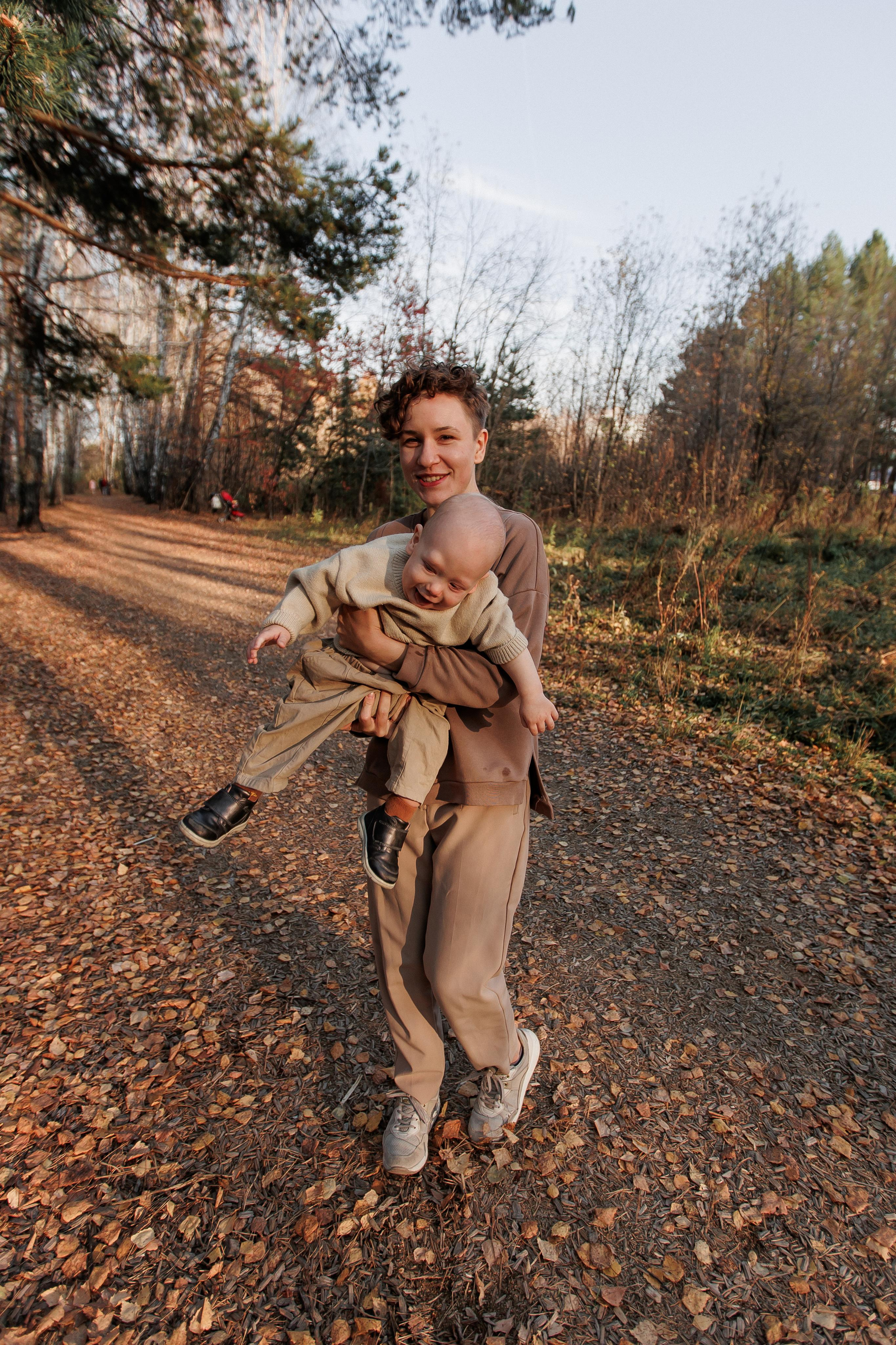 Мама и малыш (прогулка). Фотограф Авилова Дарья ● Тюмень● Съемка больших семей ●Архив поколений