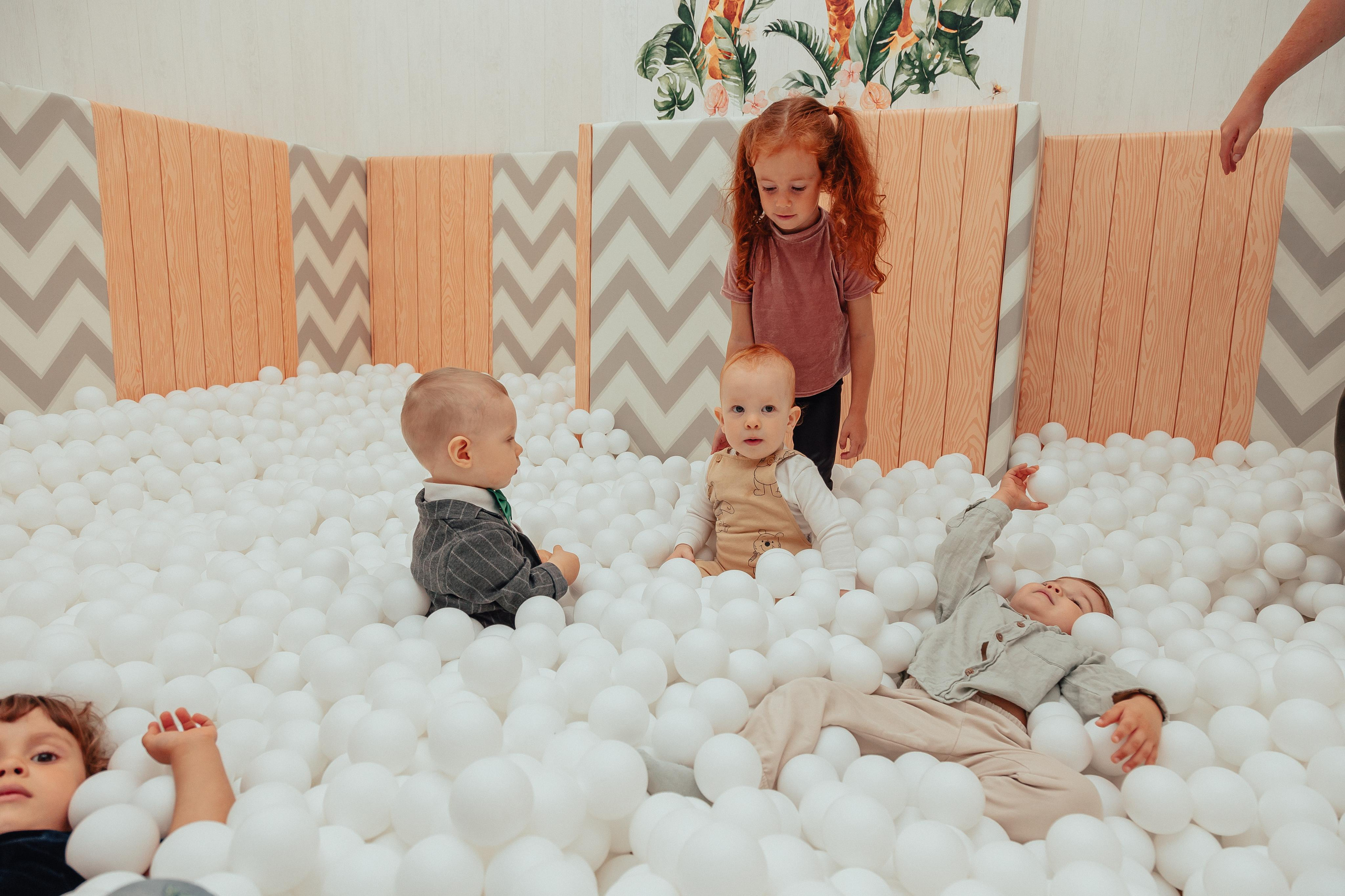 1 год в игровой. Фотограф Авилова Дарья ● Тюмень● Съемка больших семей ●Архив поколений