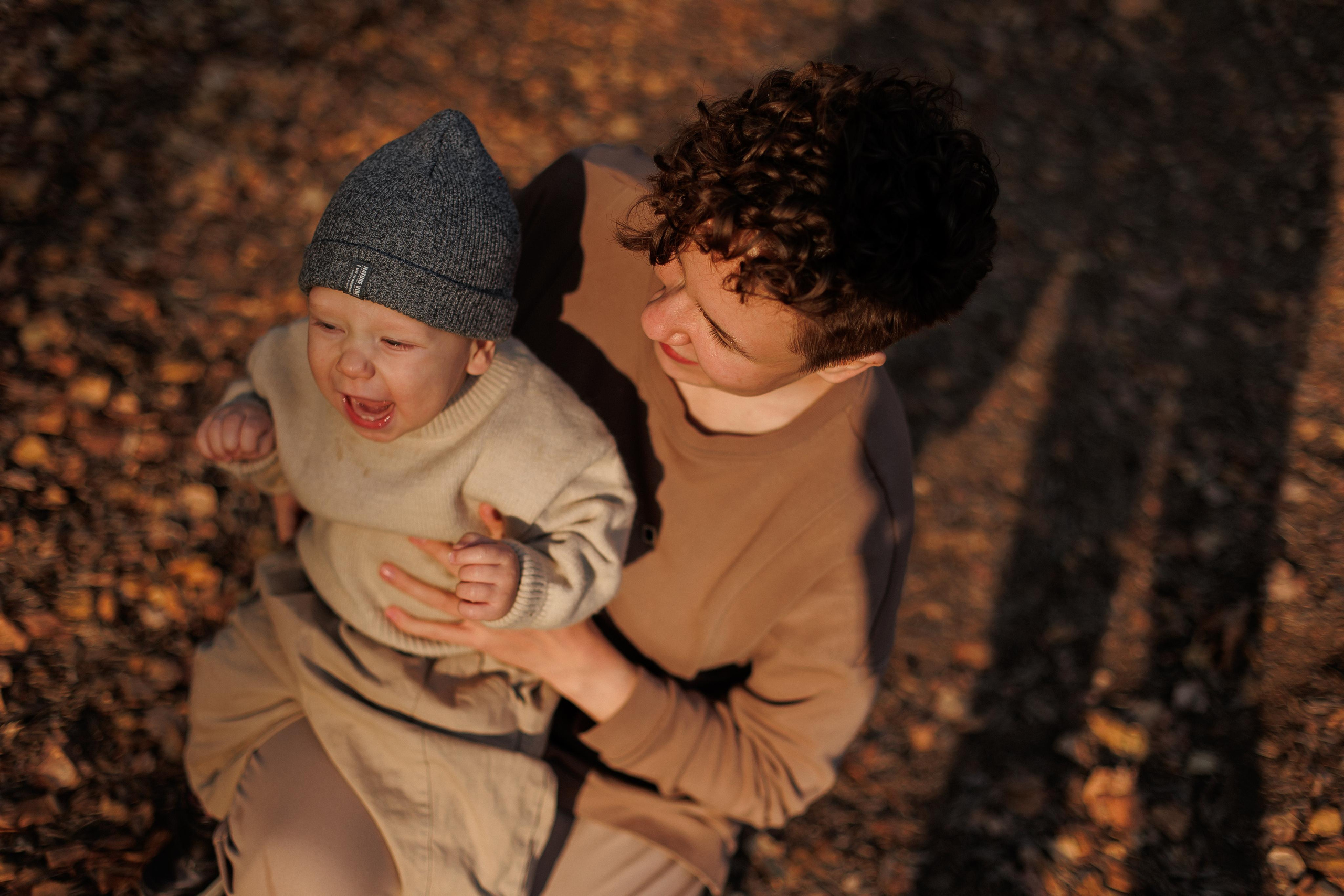 Мама и малыш (прогулка). Фотограф Авилова Дарья ● Тюмень● Съемка больших семей ●Архив поколений