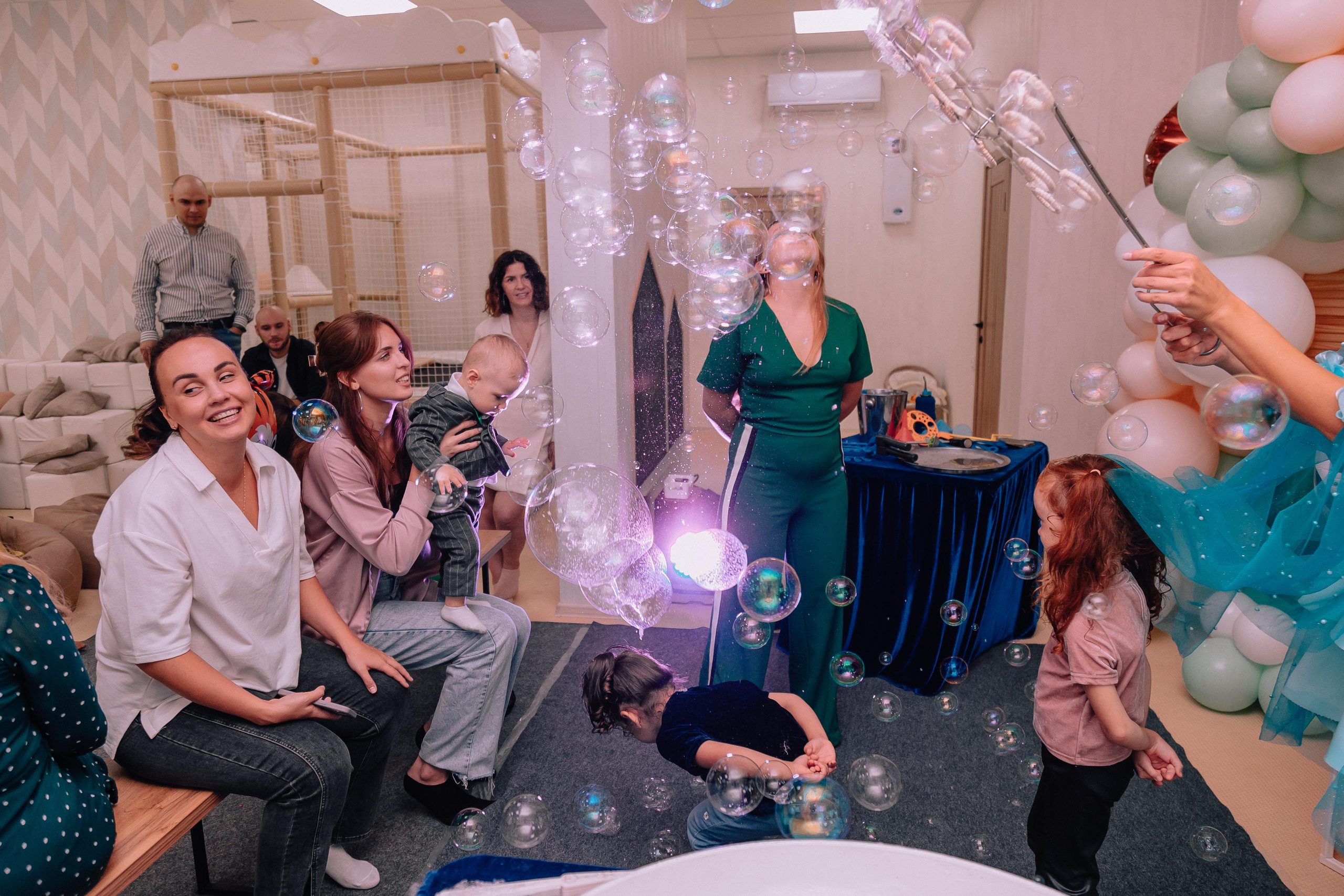 1 год в игровой. Фотограф Авилова Дарья ● Тюмень● Съемка больших семей ●Архив поколений