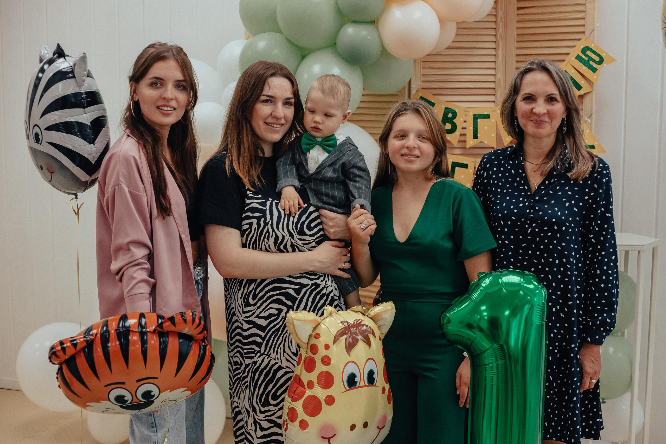 1 год в игровой. Фотограф Авилова Дарья ● Тюмень● Съемка больших семей ●Архив поколений