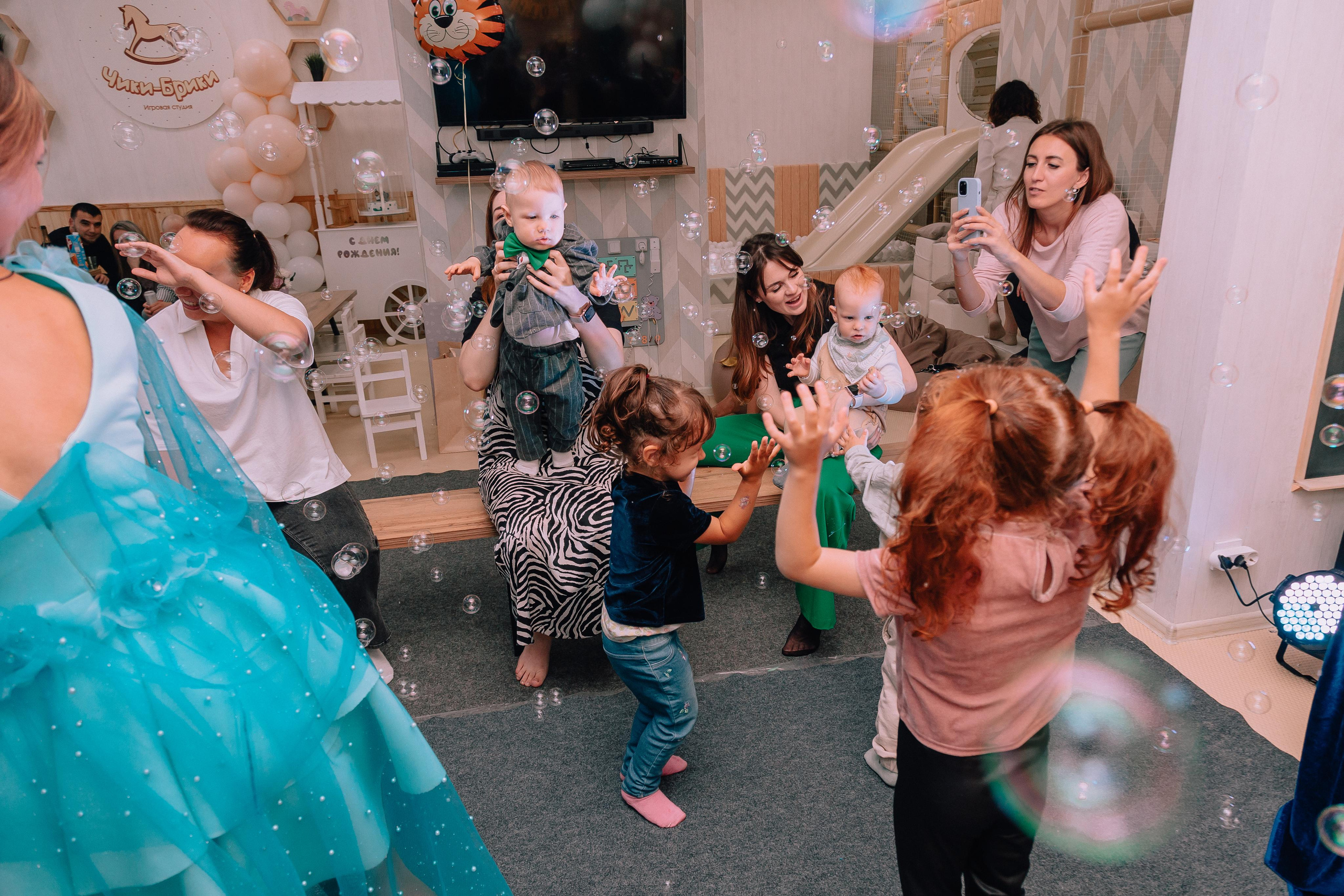 1 год в игровой. Фотограф Авилова Дарья ● Тюмень● Съемка больших семей ●Архив поколений