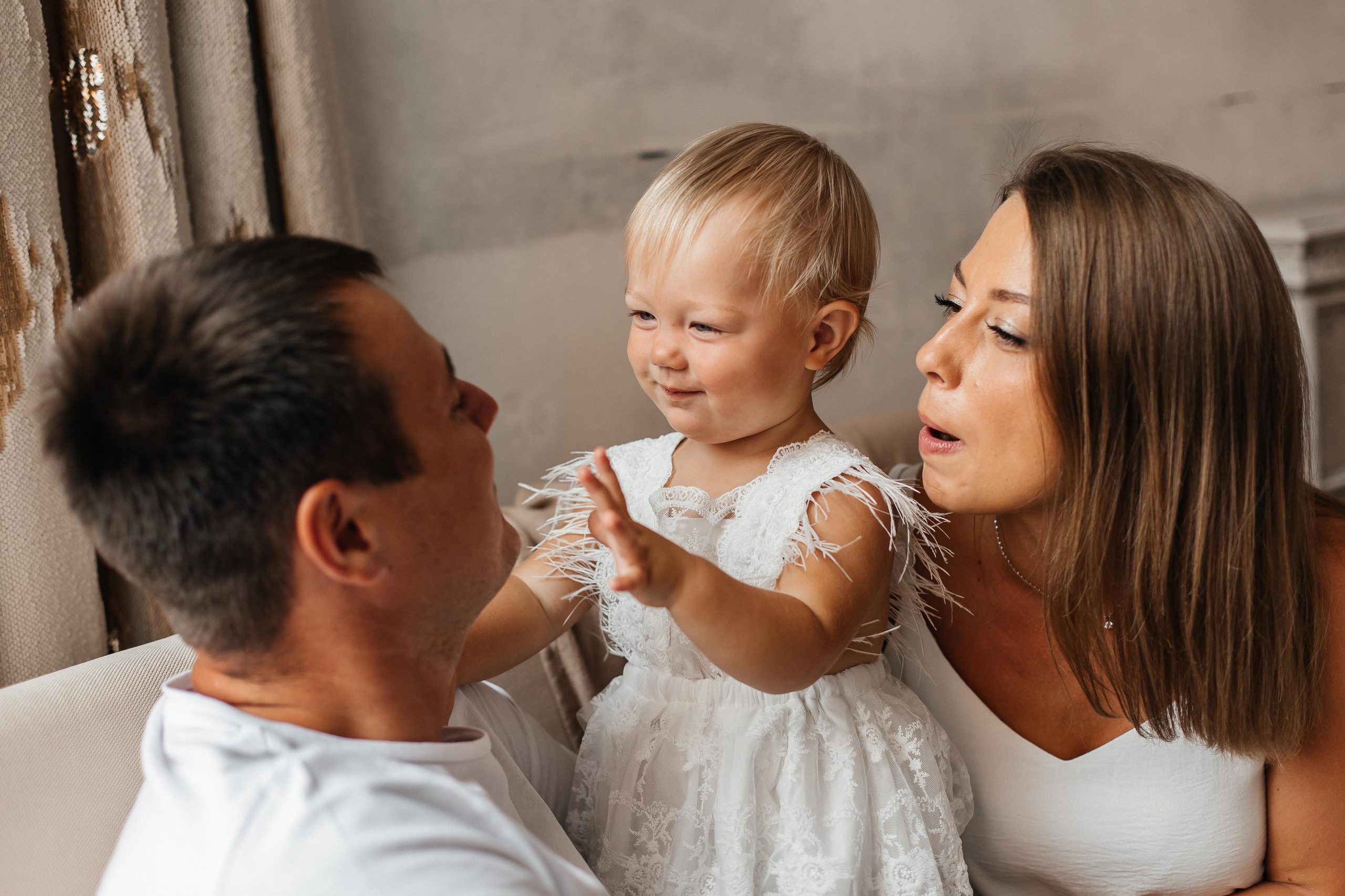 Семейная фотосессия (1 годик). Фотограф Авилова Дарья ● Тюмень● Съемка больших семей ●Архив поколений