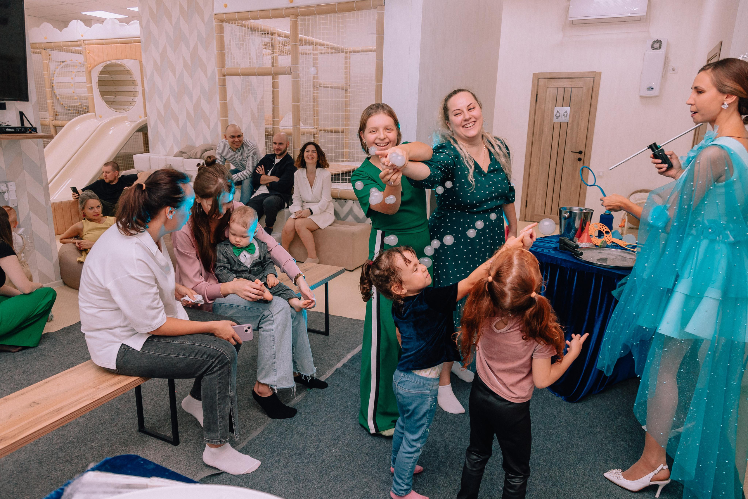 1 год в игровой. Фотограф Авилова Дарья ● Тюмень● Съемка больших семей ●Архив поколений